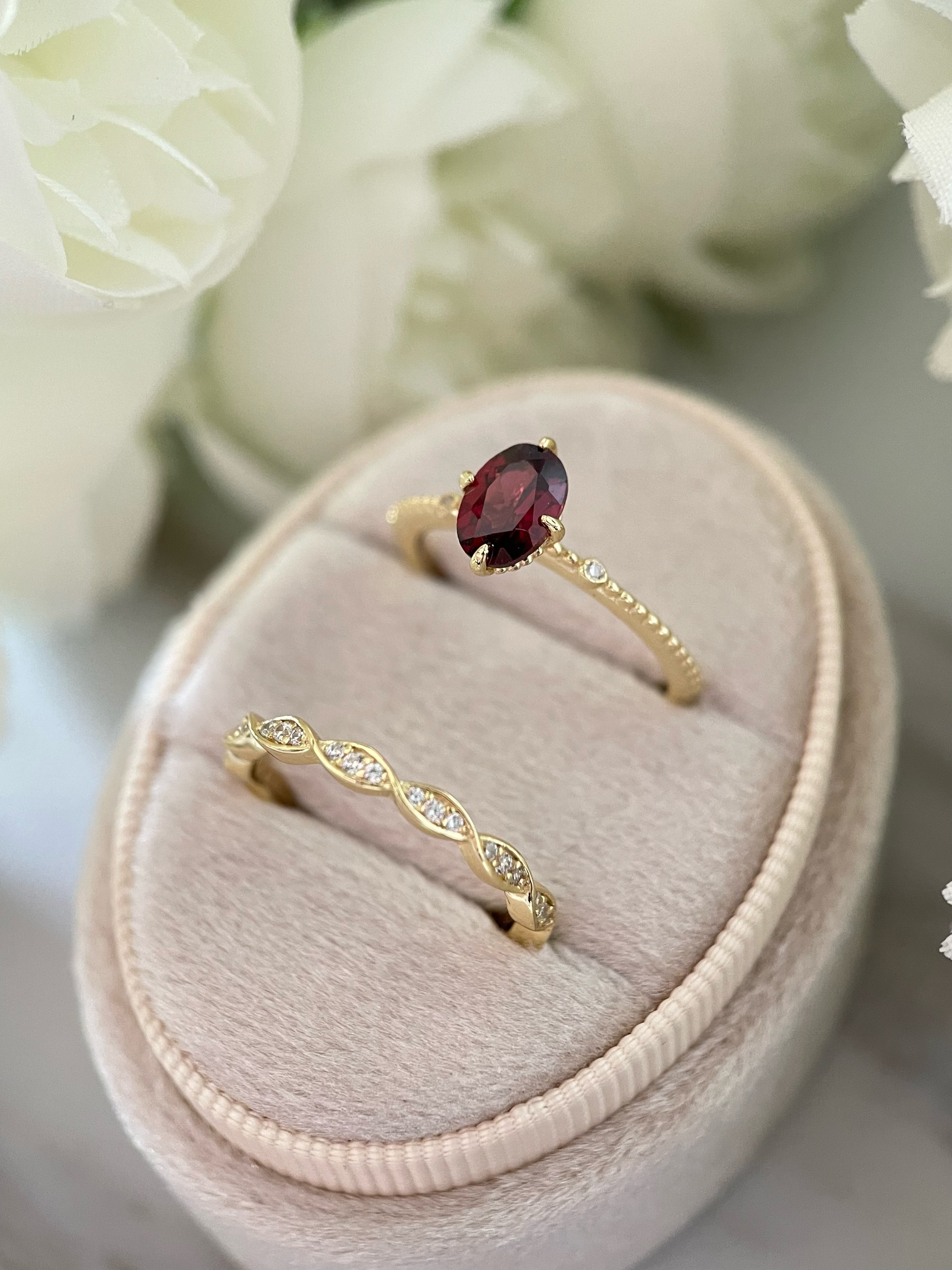 【Ensemble Carmine Lattie】Ensemble unique de bagues de fiançailles en grenat rhodolite naturel fait main, 2 pièces, 0,75 ct, forme ovale