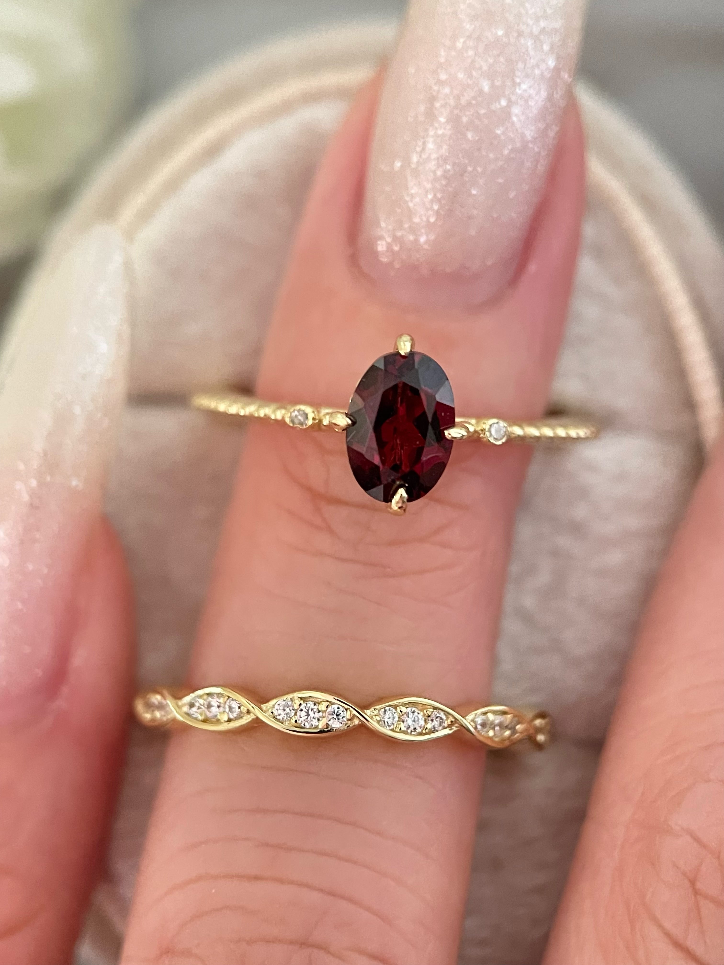 【Ensemble Carmine Lattie】Ensemble unique de bagues de fiançailles en grenat rhodolite naturel fait main, 2 pièces, 0,75 ct, forme ovale