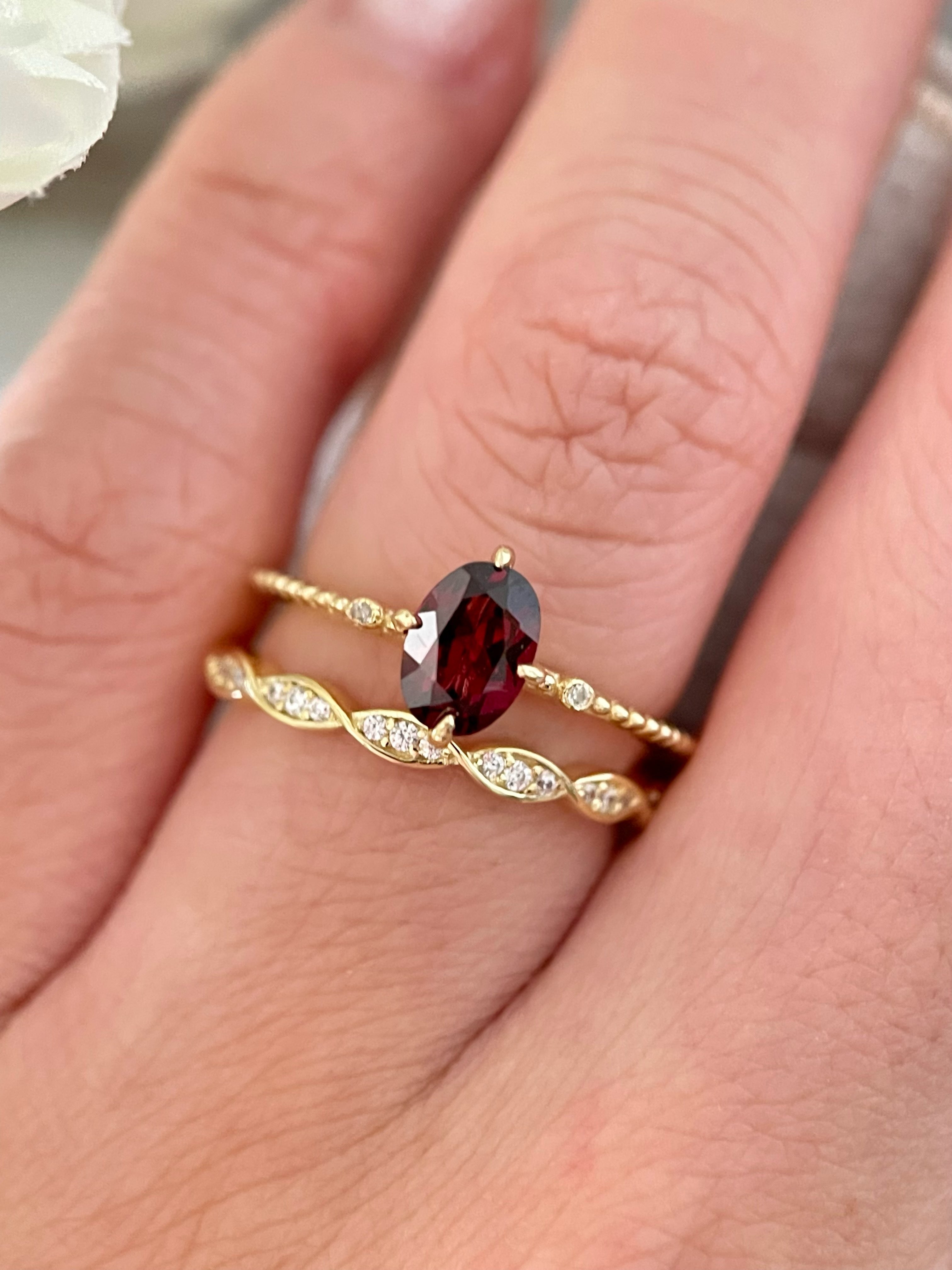 【Carmine Lattive Set】Unique Handmade Natural Rhodolite Garnet Engagement Ring Set 2pcs 0.75ct Oval Cut