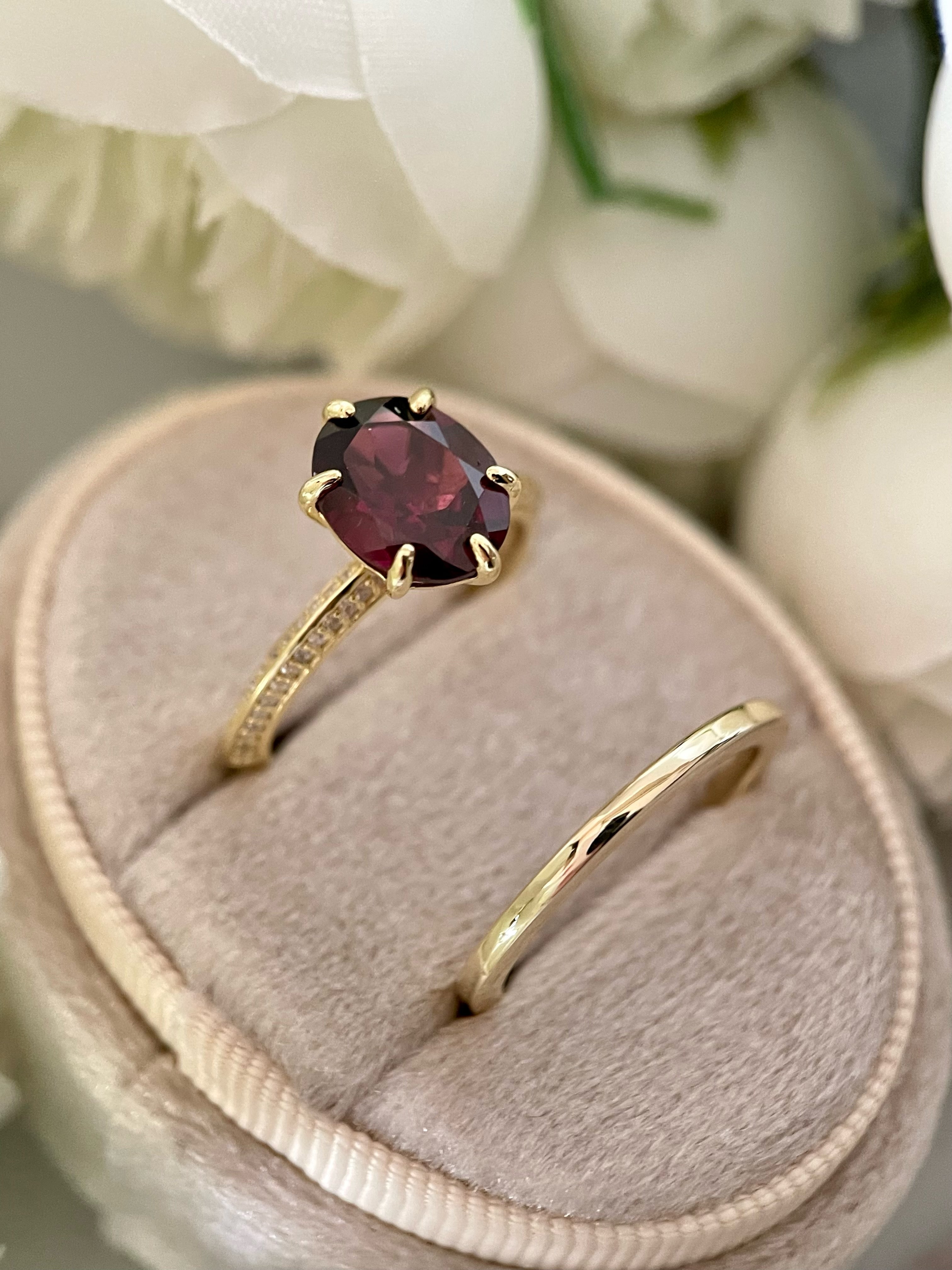 【Ensemble Rubaiyat】Ensemble unique de bagues de fiançailles en grenat rhodolite naturel, 3 carats, forme ovale, fait main (2 pièces).
