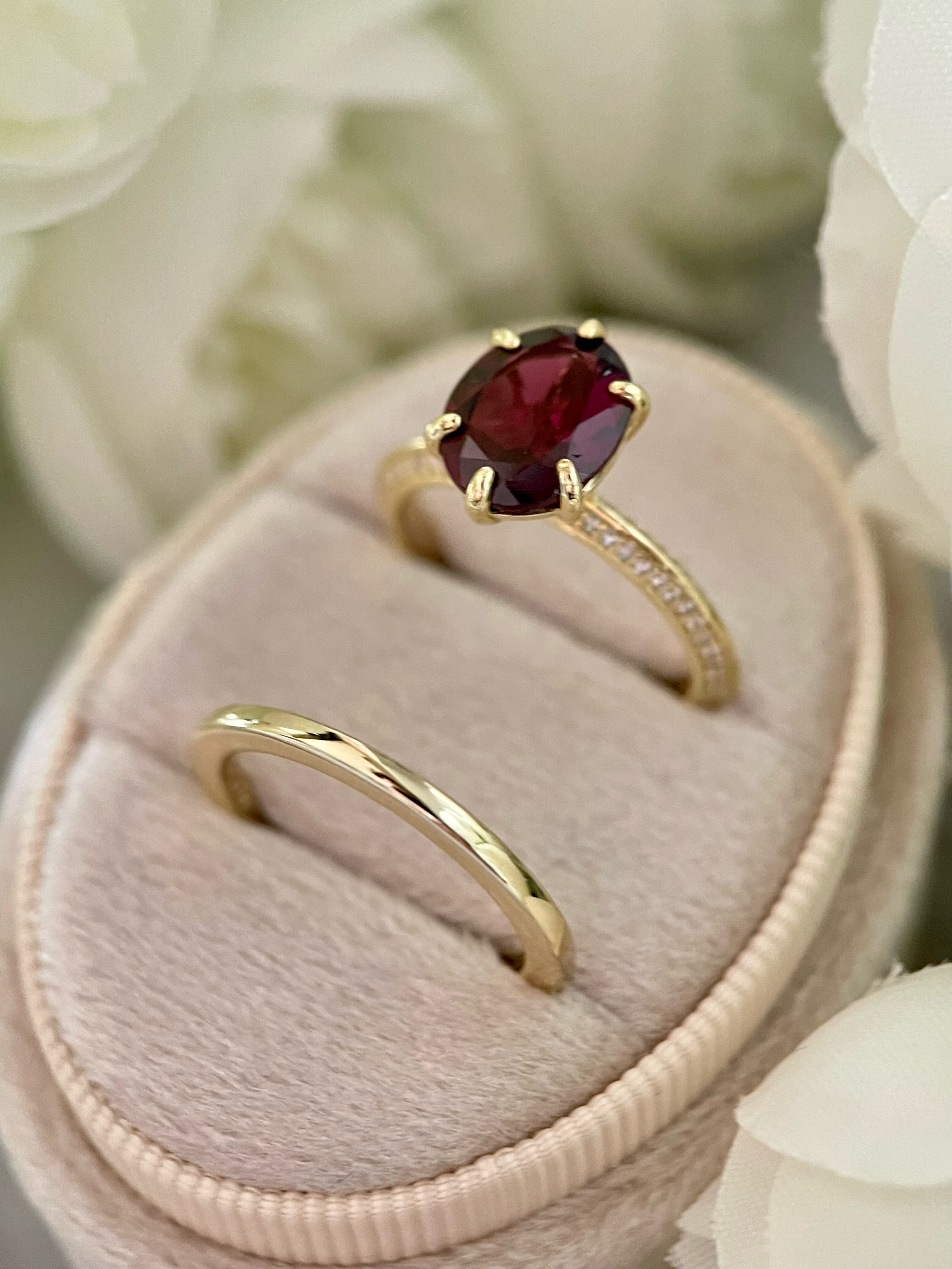 【Ensemble Rubaiyat】Ensemble unique de bagues de fiançailles en grenat rhodolite naturel, 3 carats, forme ovale, fait main (2 pièces).