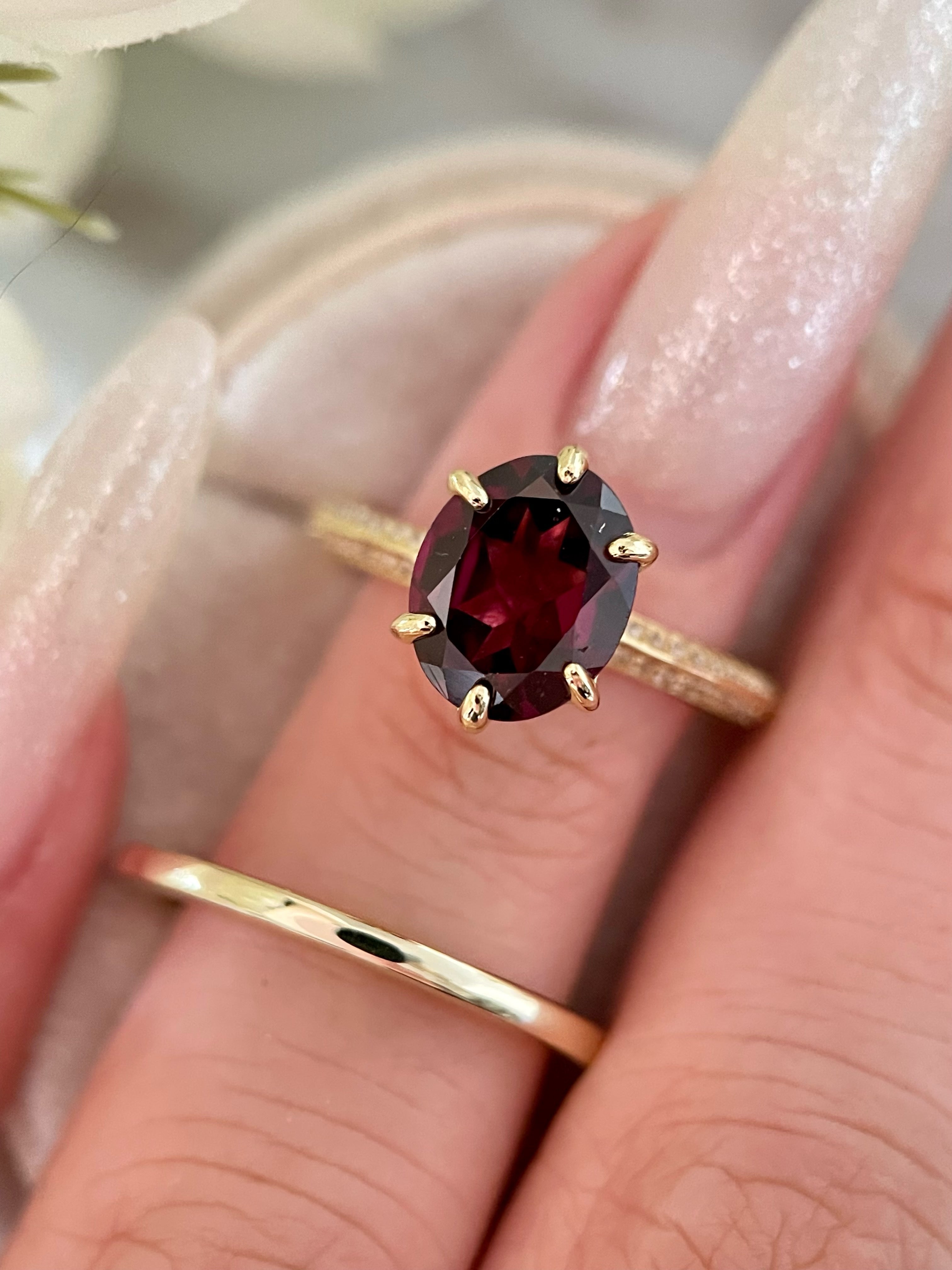 【Ensemble Rubaiyat】Ensemble unique de bagues de fiançailles en grenat rhodolite naturel, 3 carats, forme ovale, fait main (2 pièces).