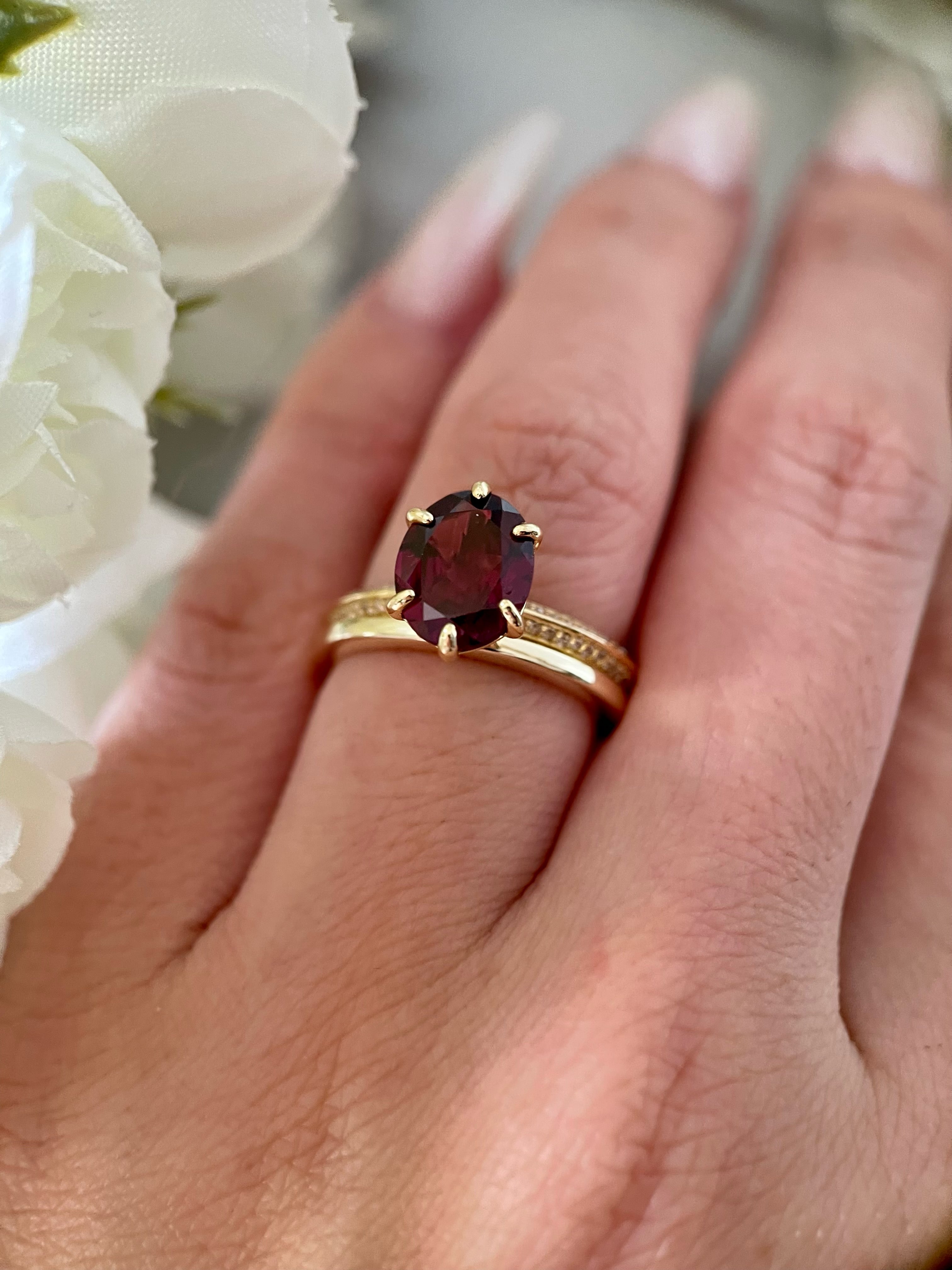 【Ensemble Rubaiyat】Ensemble unique de bagues de fiançailles en grenat rhodolite naturel, 3 carats, forme ovale, fait main (2 pièces).