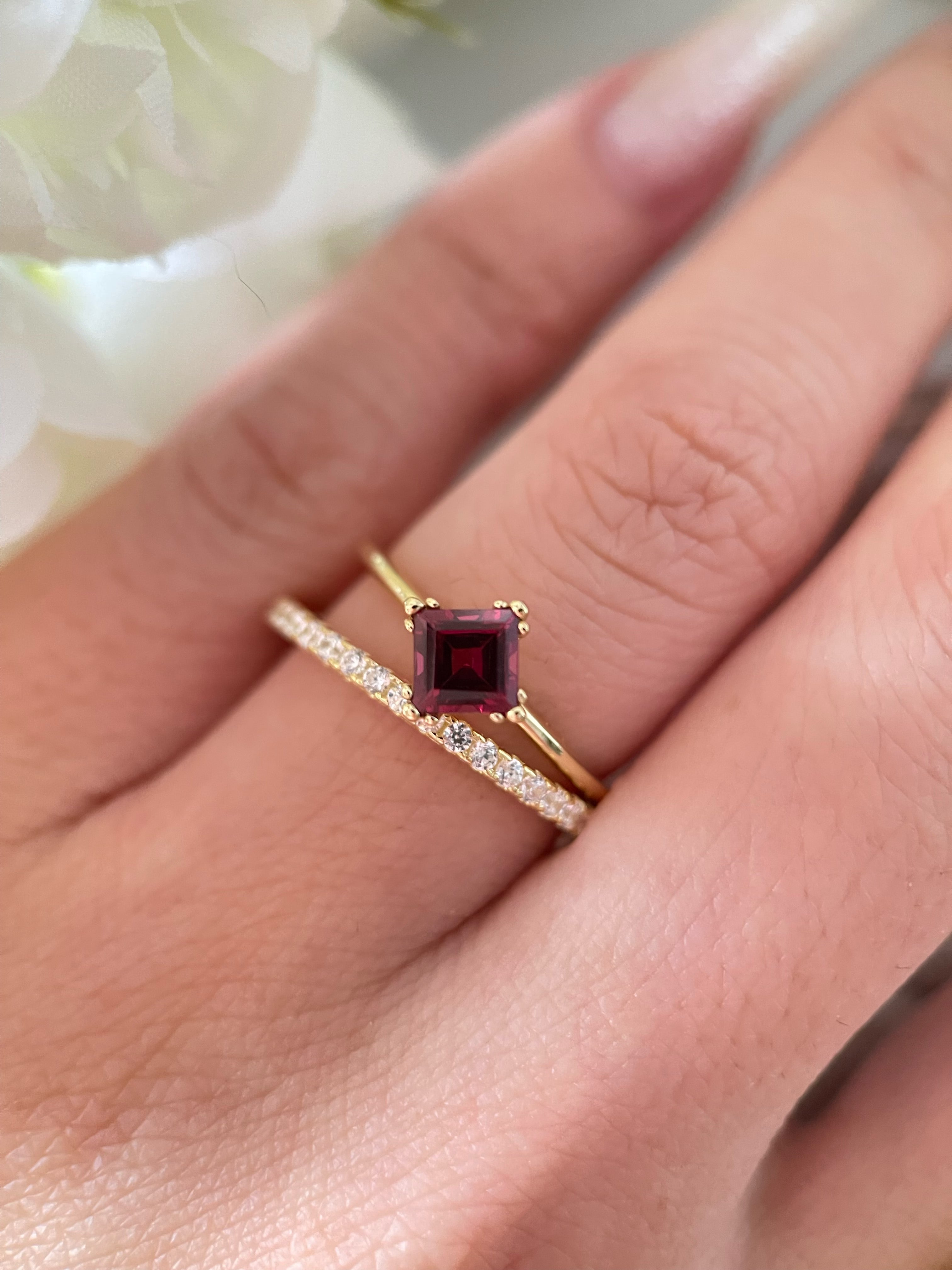 【Ensemble Rubienne】Ensemble unique de bagues de fiançailles artisanales en grenat rhodolite naturel de 0,75 ct, forme princesse, composé de 2 pièces