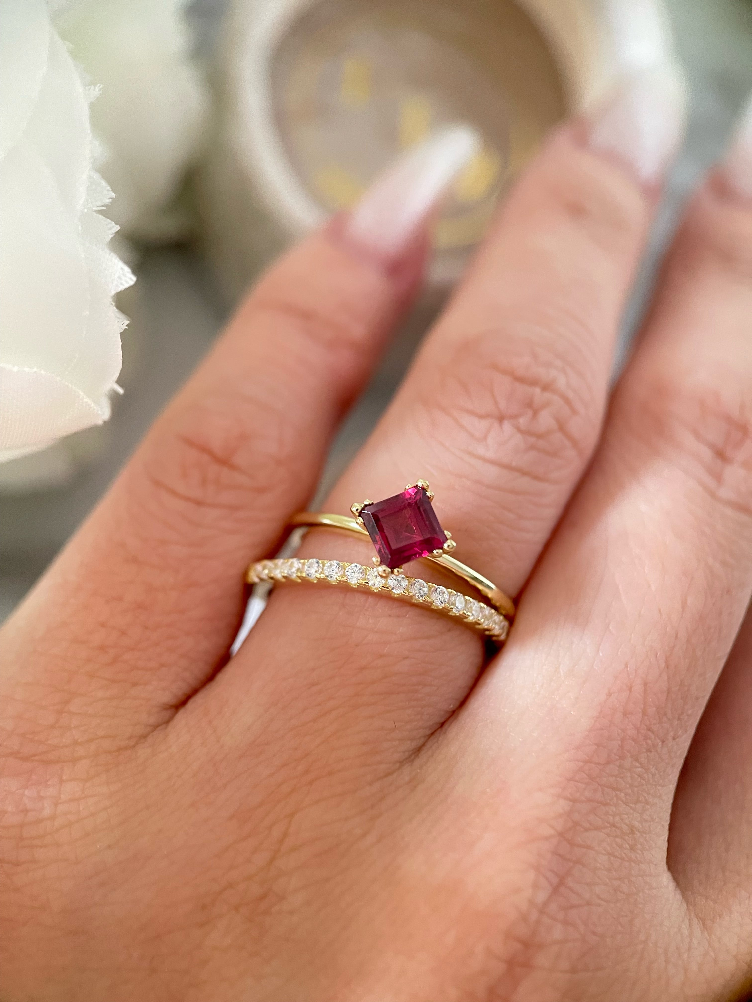 【Ensemble Rubienne】Ensemble unique de bagues de fiançailles artisanales en grenat rhodolite naturel de 0,75 ct, forme princesse, composé de 2 pièces