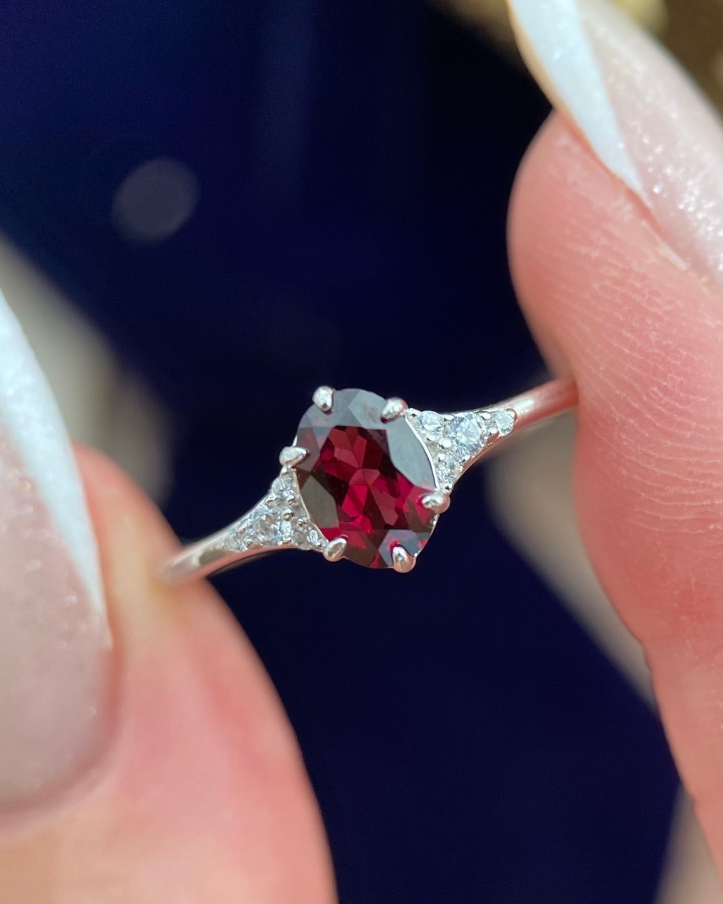 【Regalia】Bague de fiançailles artisanale en grenat rhodolite naturel de 0,75 ct, forme ovale