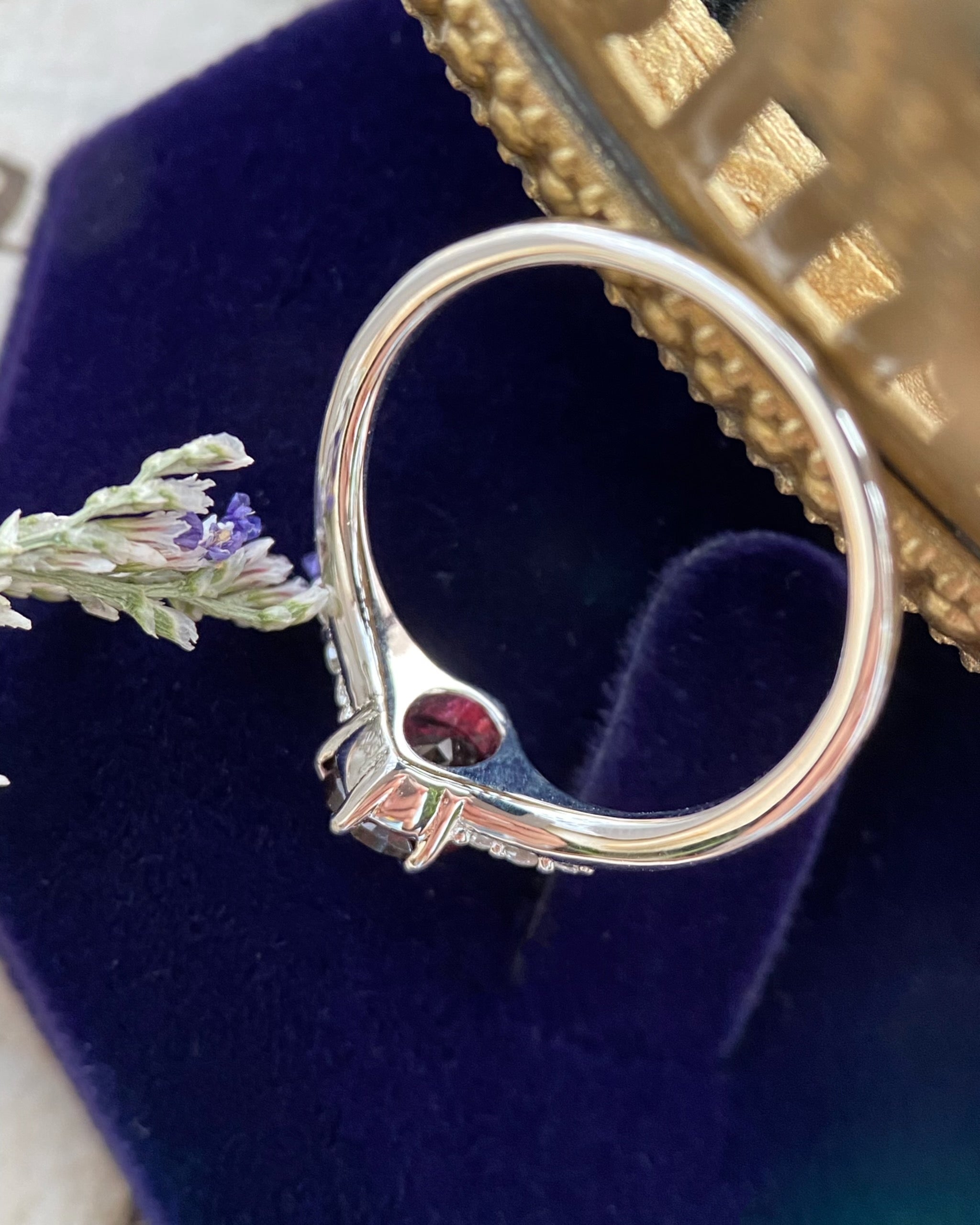 【Regalia】Bague de fiançailles artisanale en grenat rhodolite naturel de 0,75 ct, forme ovale