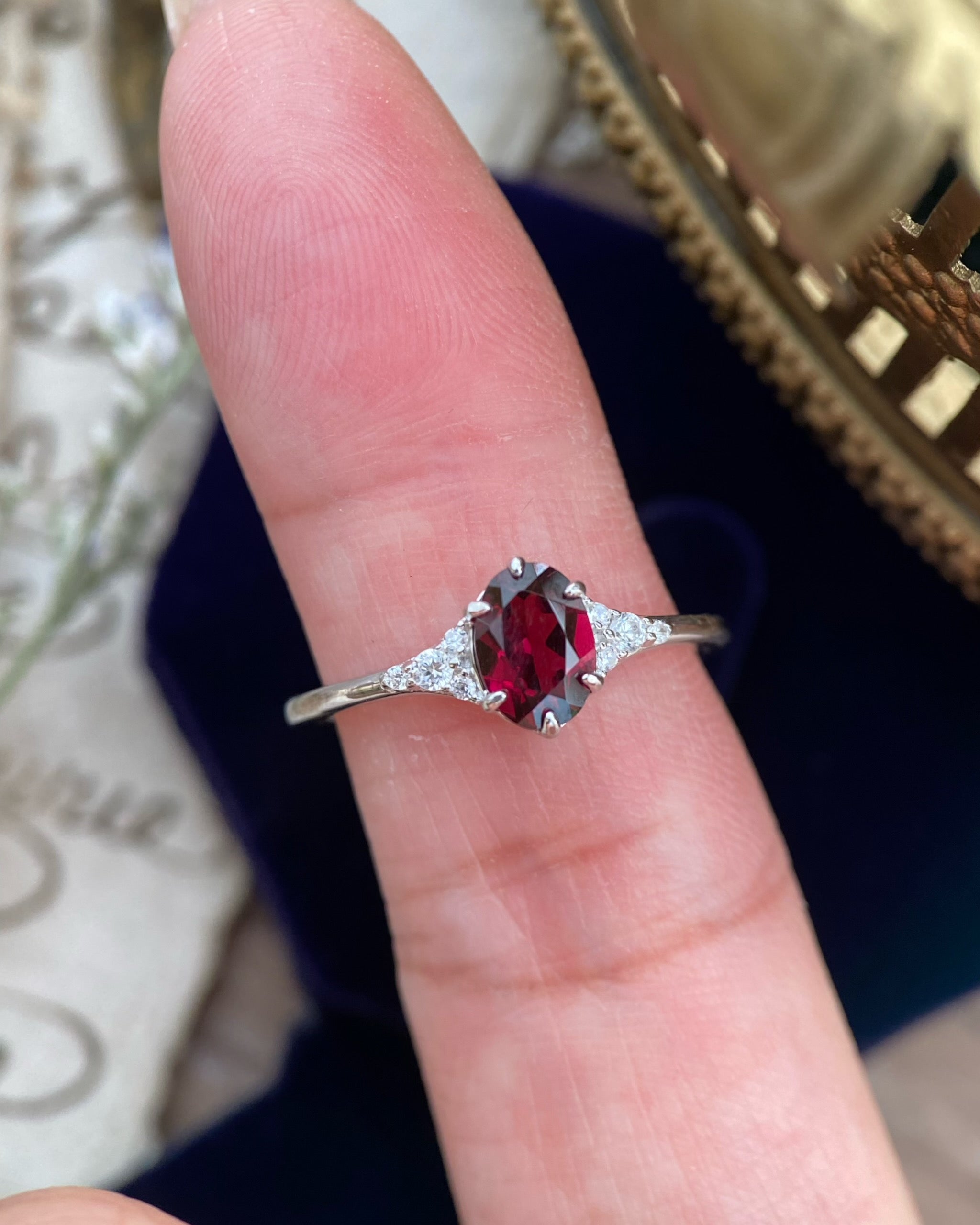 【Regalia】Bague de fiançailles artisanale en grenat rhodolite naturel de 0,75 ct, forme ovale