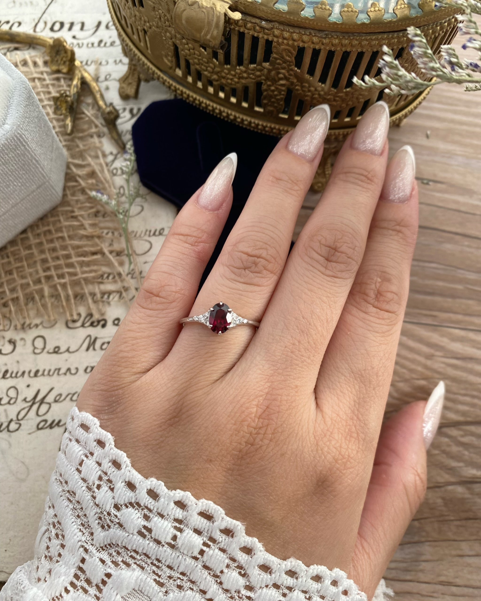 【Regalia】Bague de fiançailles artisanale en grenat rhodolite naturel de 0,75 ct, forme ovale