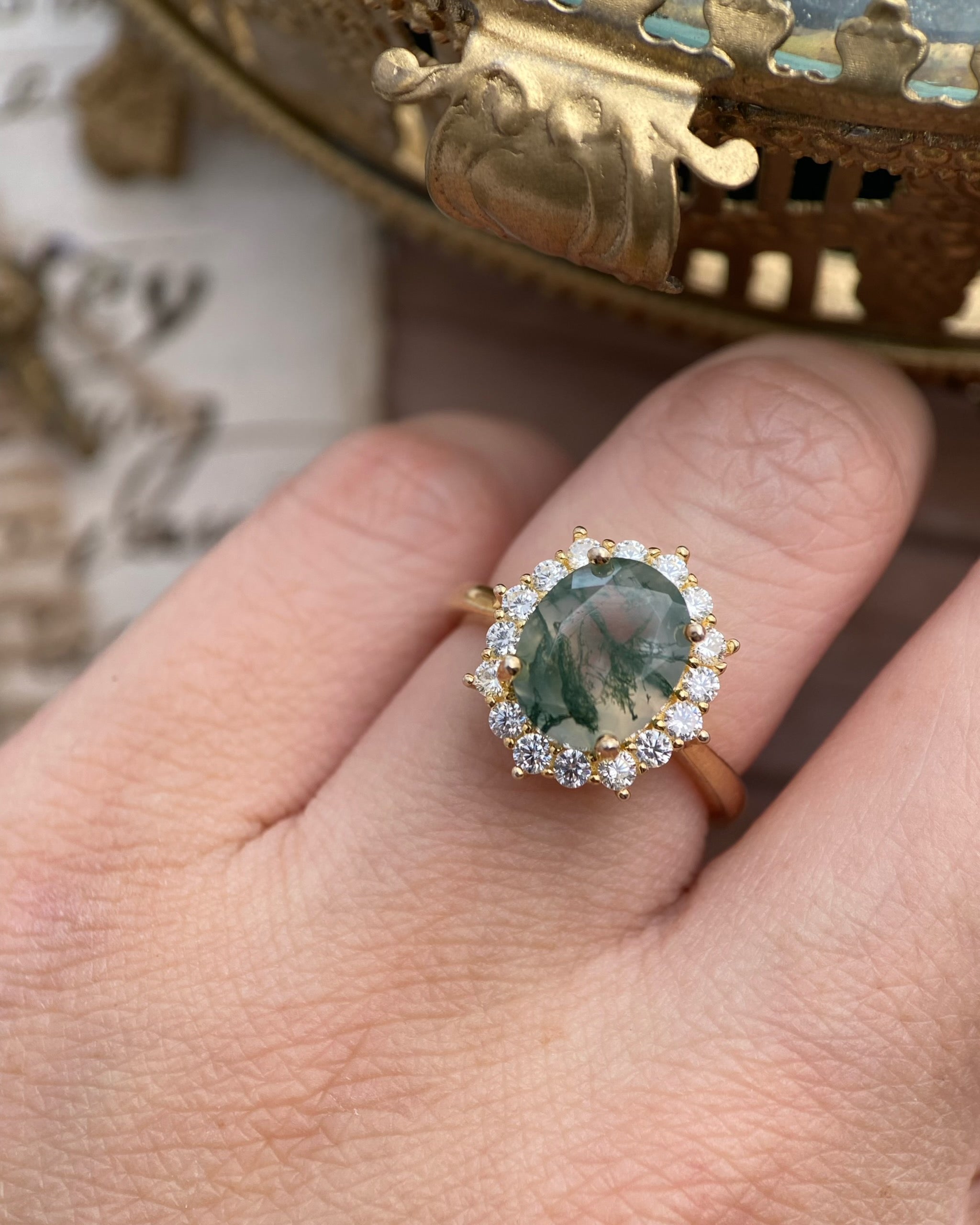 【Morrigan】 Bague de fiançailles unique, faite main, en agate mousse verte naturelle de forme ovale, 3 carats 