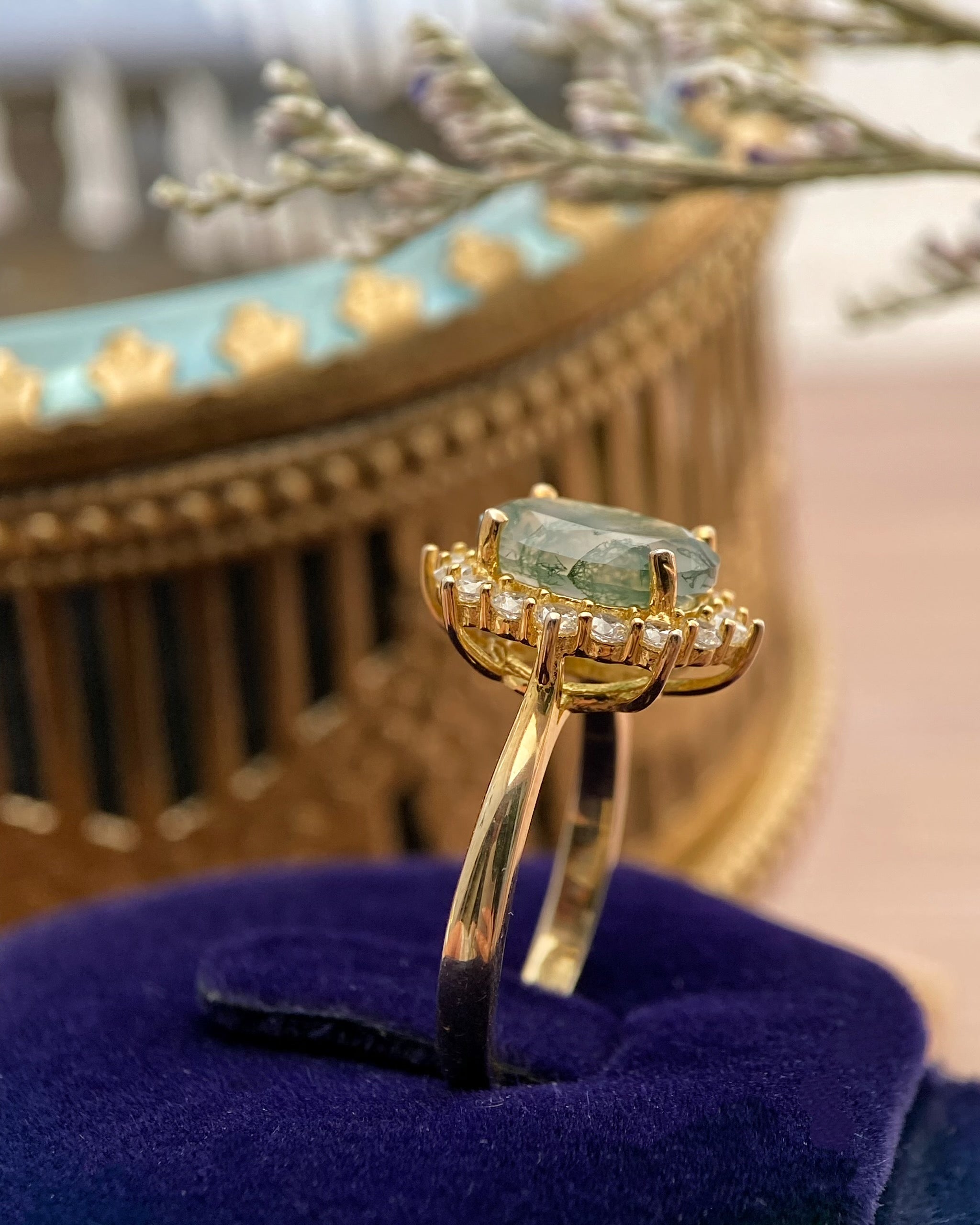 【Morrigan】 Bague de fiançailles unique, faite main, en agate mousse verte naturelle de forme ovale, 3 carats 