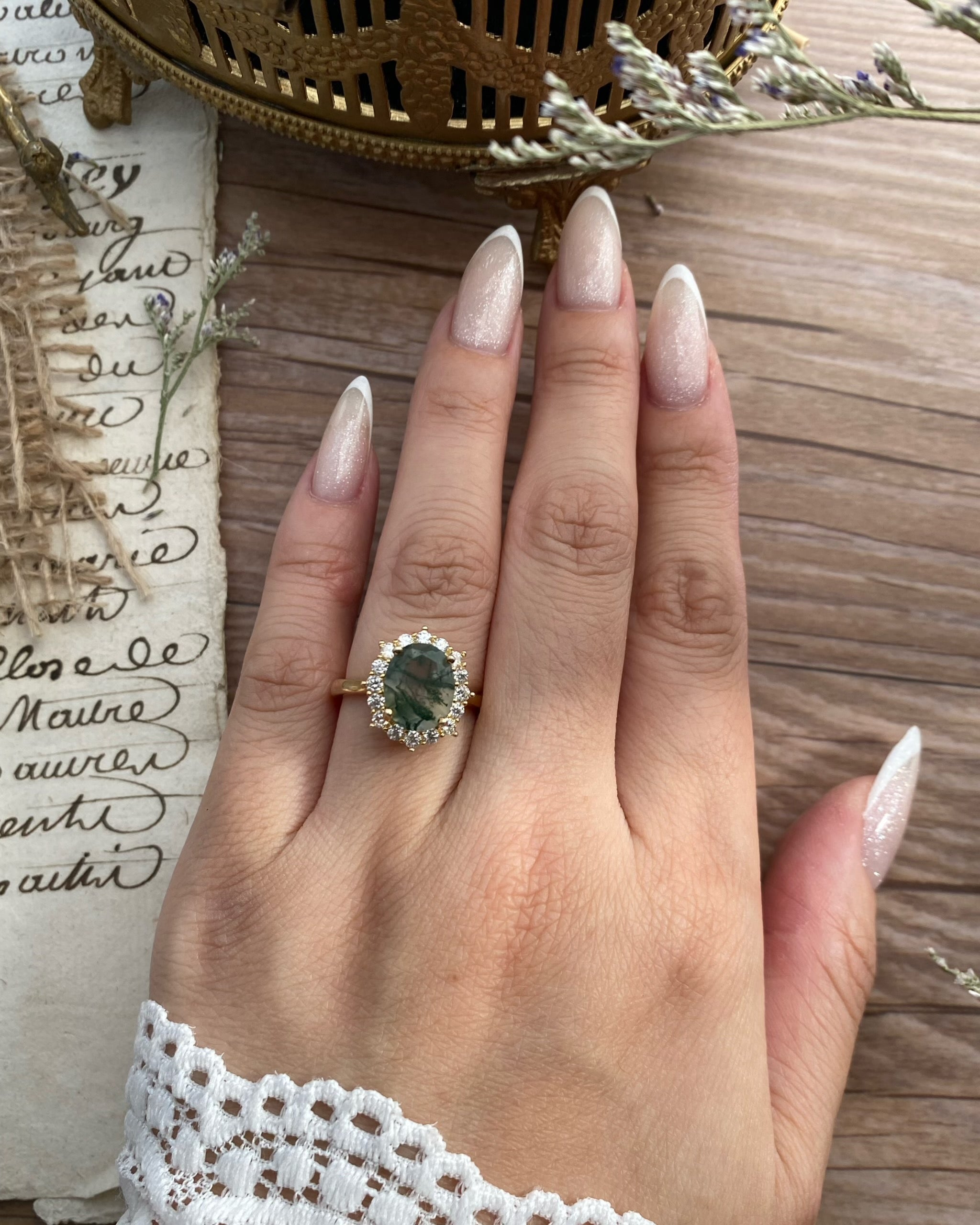 【Morrigan】 Bague de fiançailles unique, faite main, en agate mousse verte naturelle de forme ovale, 3 carats 