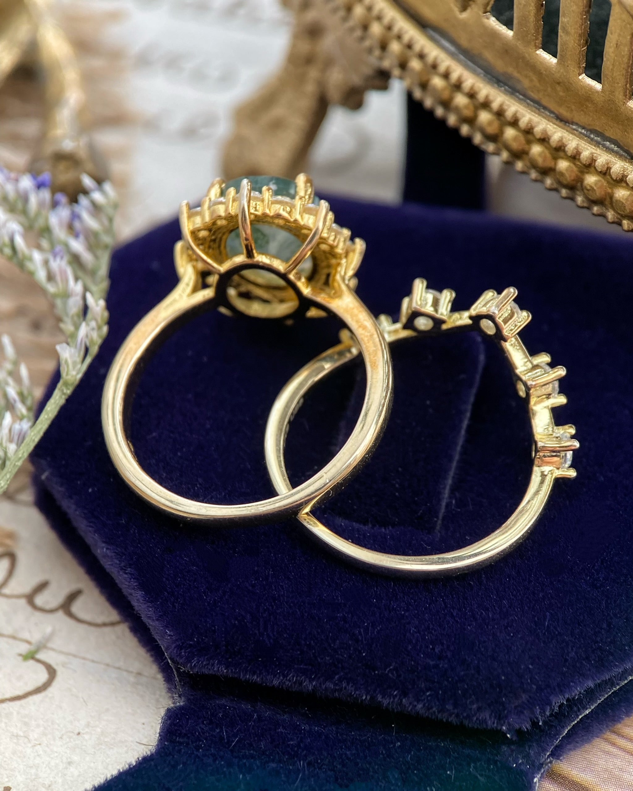 【Ensemble Morrigan】 Bague de fiançailles unique, faite main, en agate mousse verte naturelle, forme ovale, 3 carats (2 pièces). 