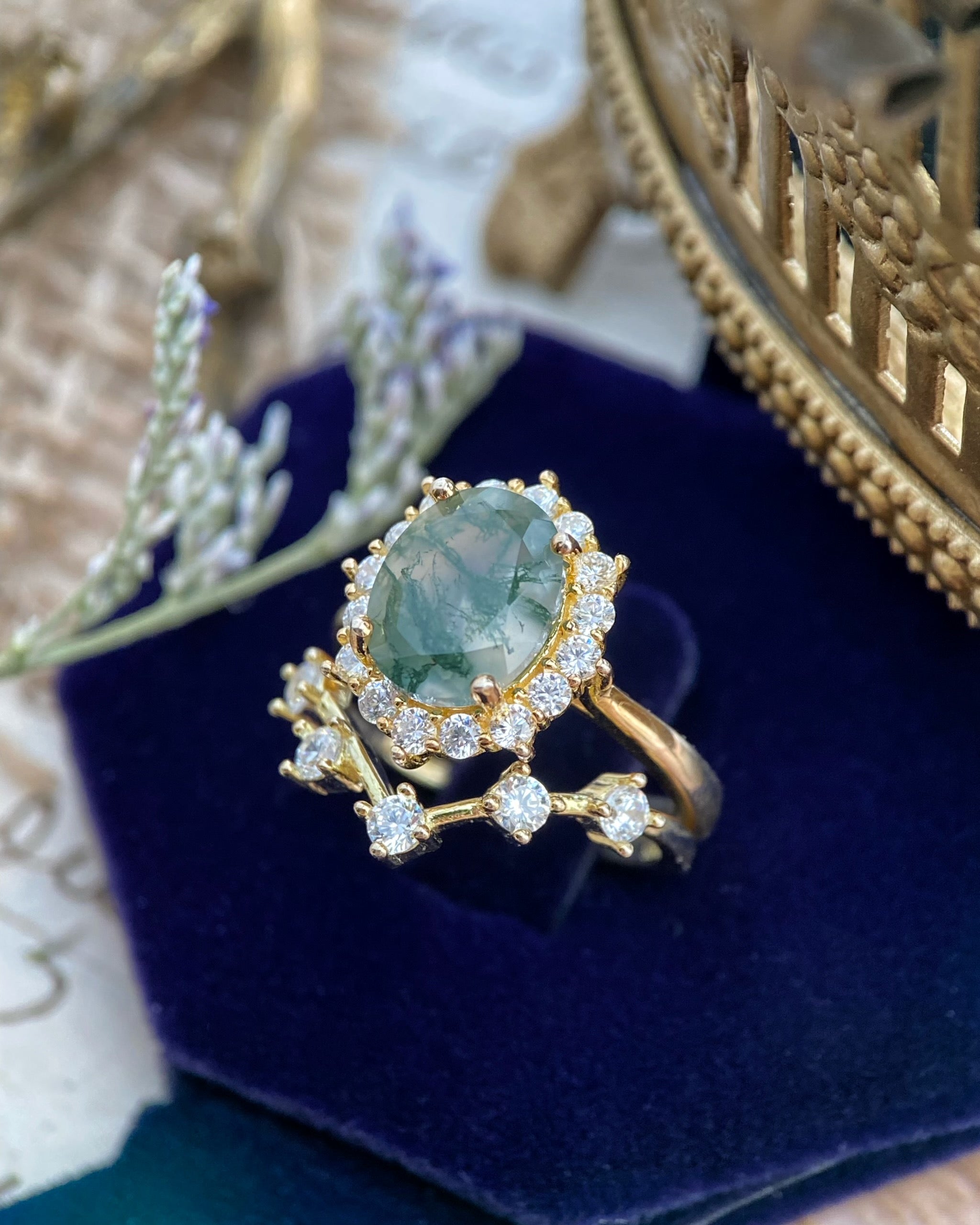 【Ensemble Morrigan】 Bague de fiançailles unique, faite main, en agate mousse verte naturelle, forme ovale, 3 carats (2 pièces). 