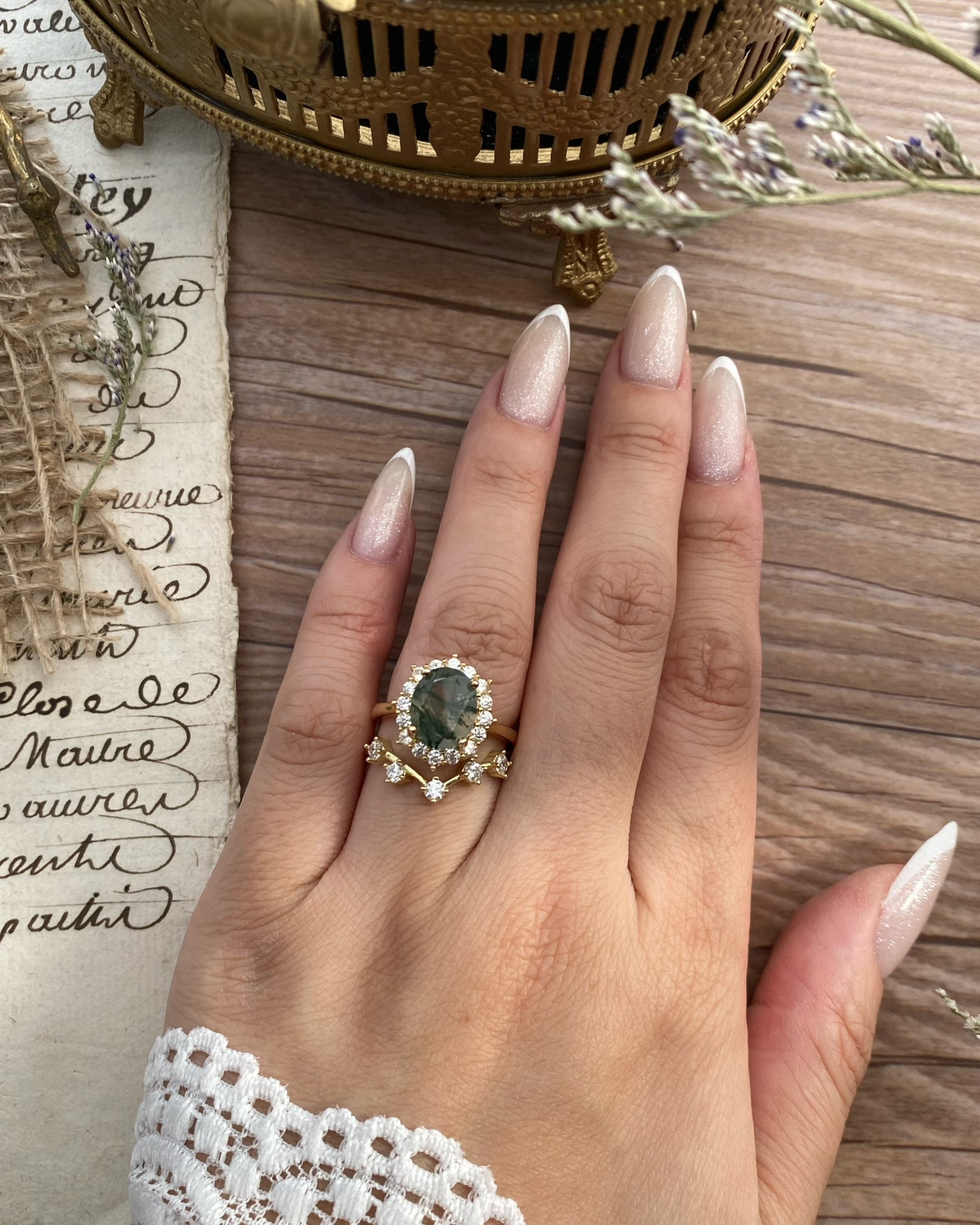 【Ensemble Morrigan】 Bague de fiançailles unique, faite main, en agate mousse verte naturelle, forme ovale, 3 carats (2 pièces). 