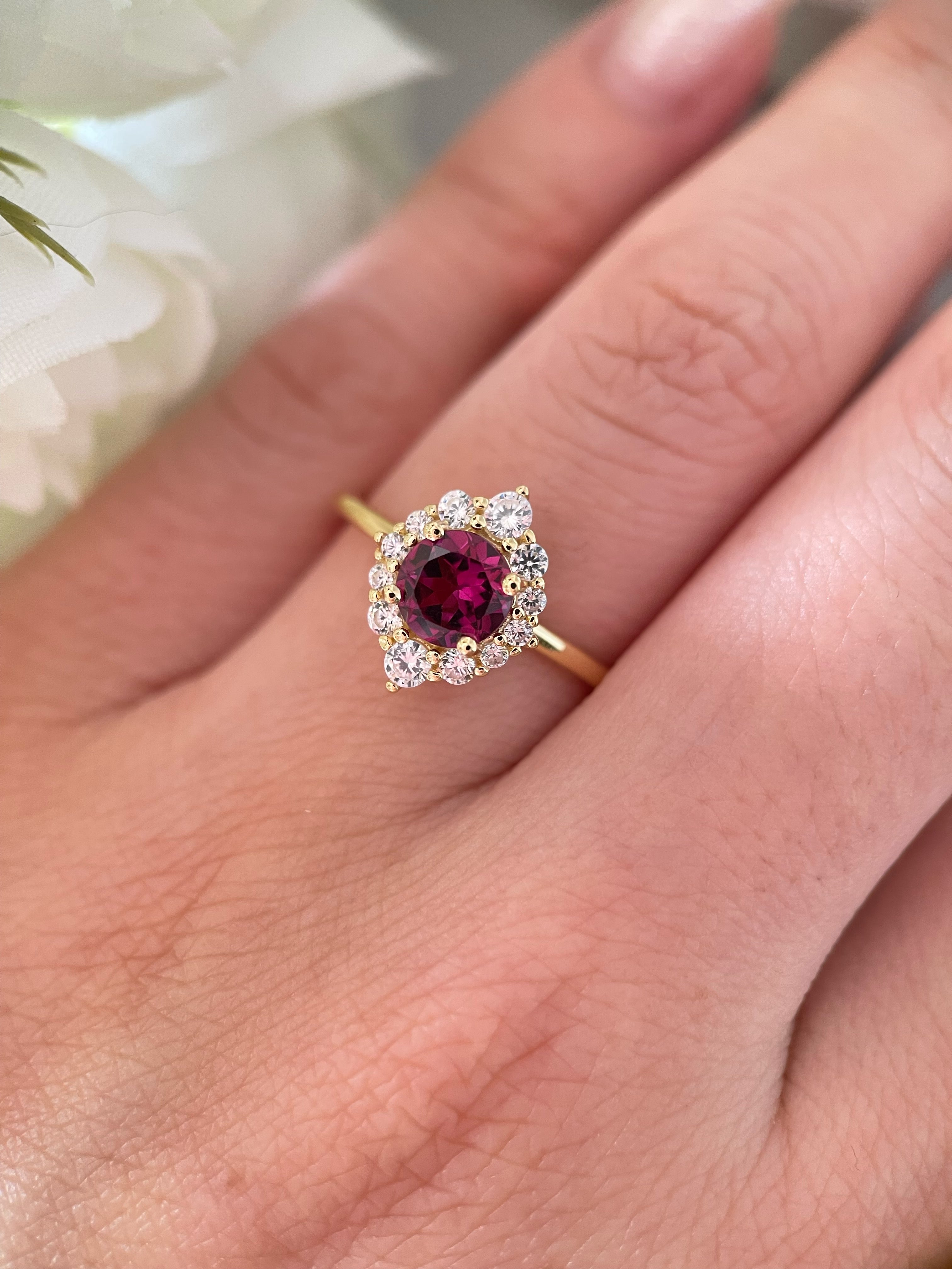 【Cerise】Bague de fiançailles artisanale en grenat rhodolite naturel de 0,8 ct, forme ronde