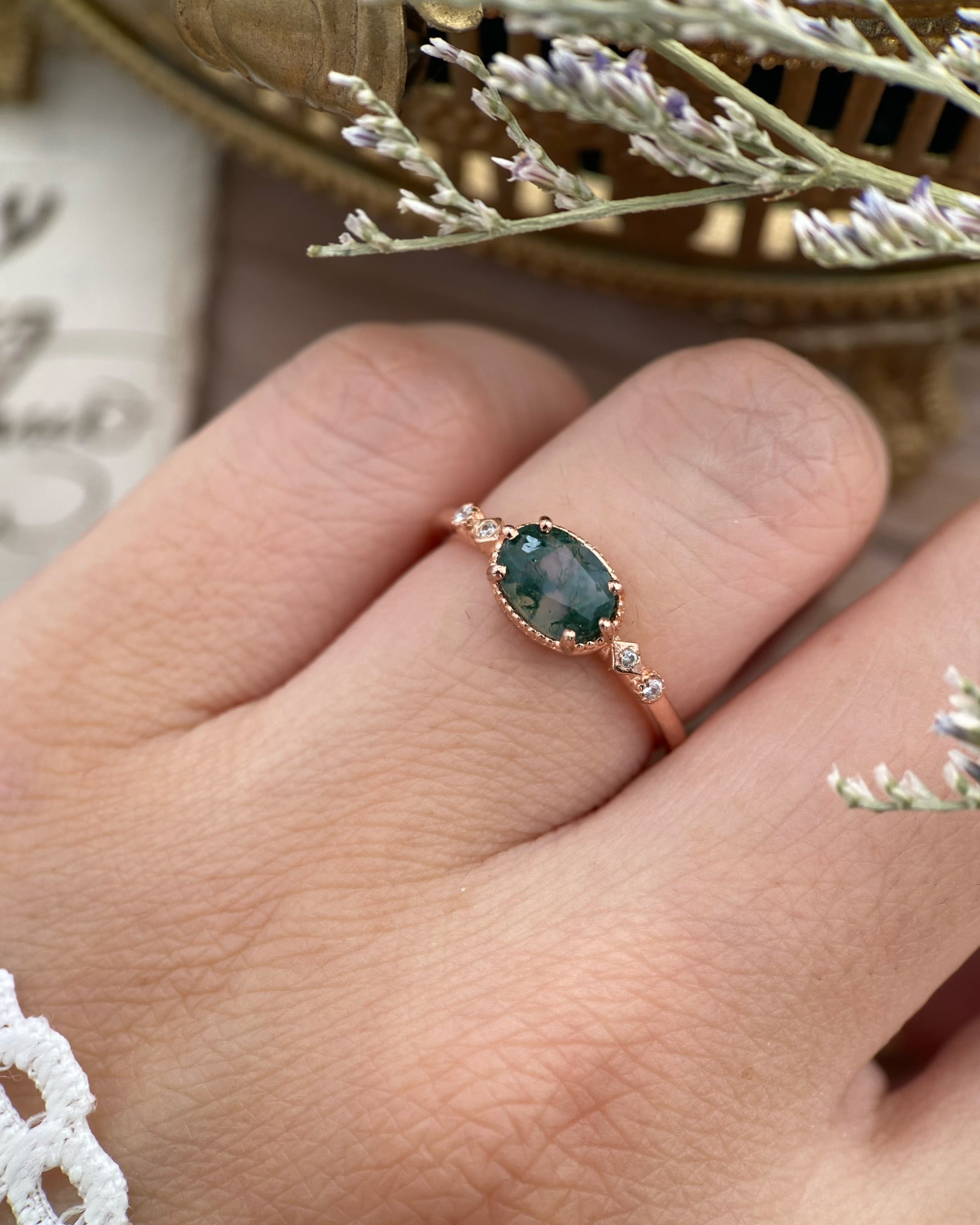 【The Still Pond】Bague de fiançailles unique, faite main, en agate mousse naturelle de 0,75 ct, forme ovale