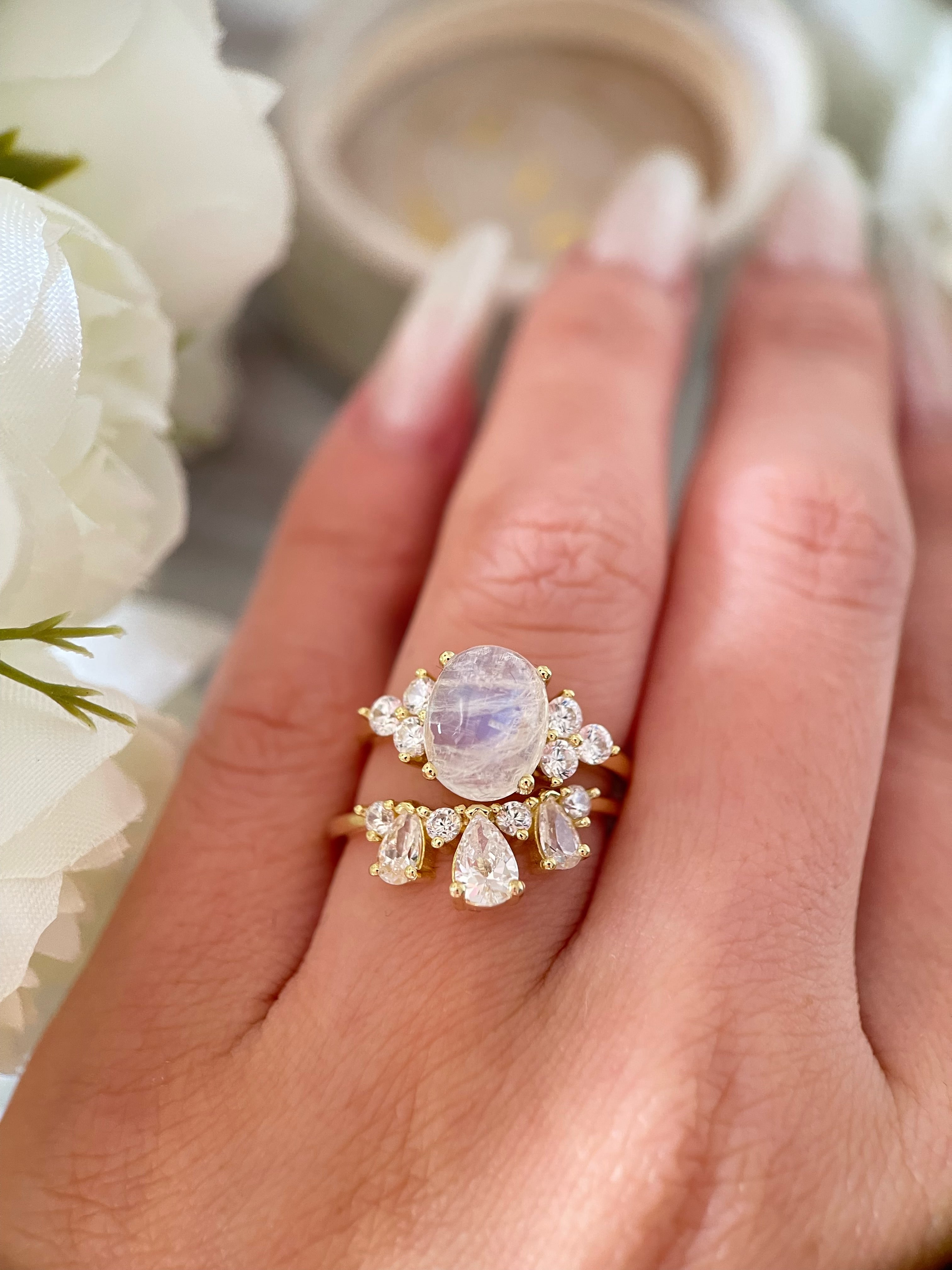 【ENSEMBLE DIANA】Ensemble de 2 bagues de fiançailles ovales en pierre de lune bleue naturelle de 3 carats, fabriquées à la main.