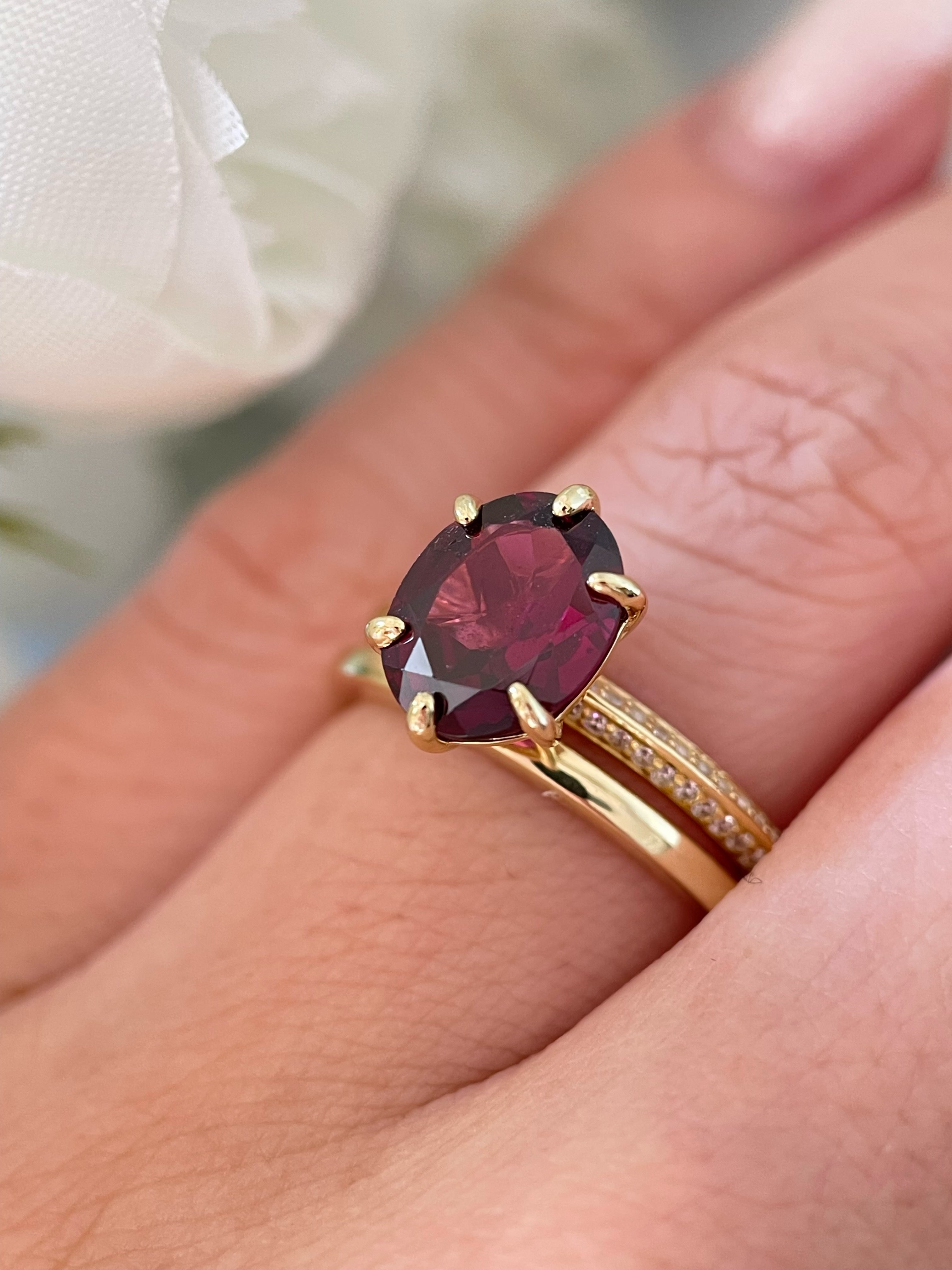 【Ensemble Rubaiyat】Ensemble unique de bagues de fiançailles en grenat rhodolite naturel, 3 carats, forme ovale, fait main (2 pièces).