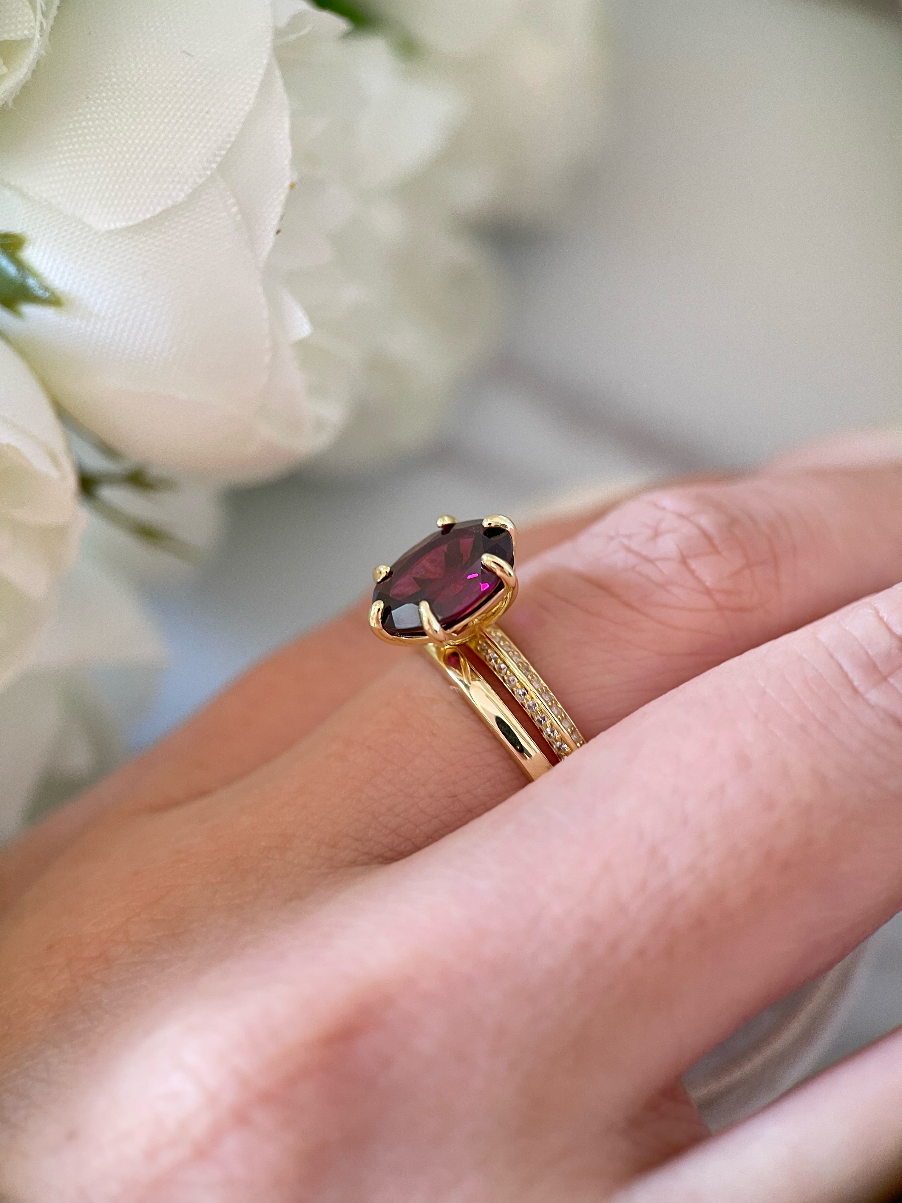 【Ensemble Rubaiyat】Ensemble unique de bagues de fiançailles en grenat rhodolite naturel, 3 carats, forme ovale, fait main (2 pièces).