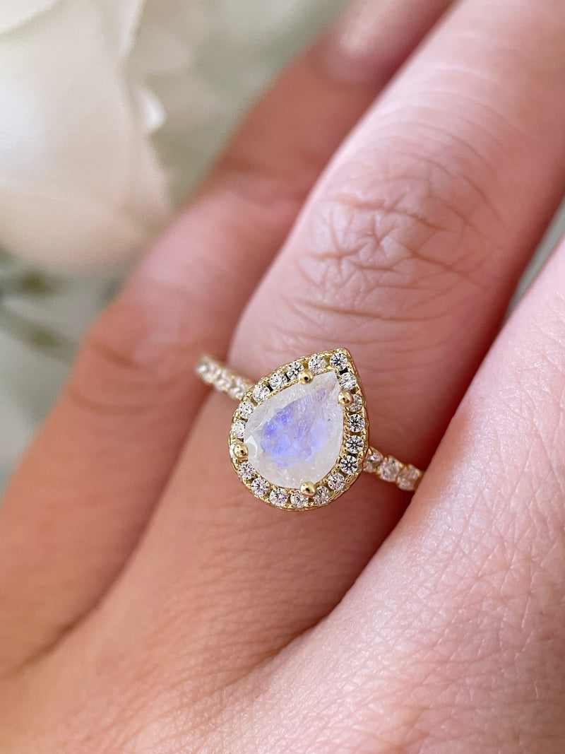 【Au clair de lune】Bague de fiançailles unique, faite main, en pierre de lune bleue naturelle de 0,8 ct, forme poire