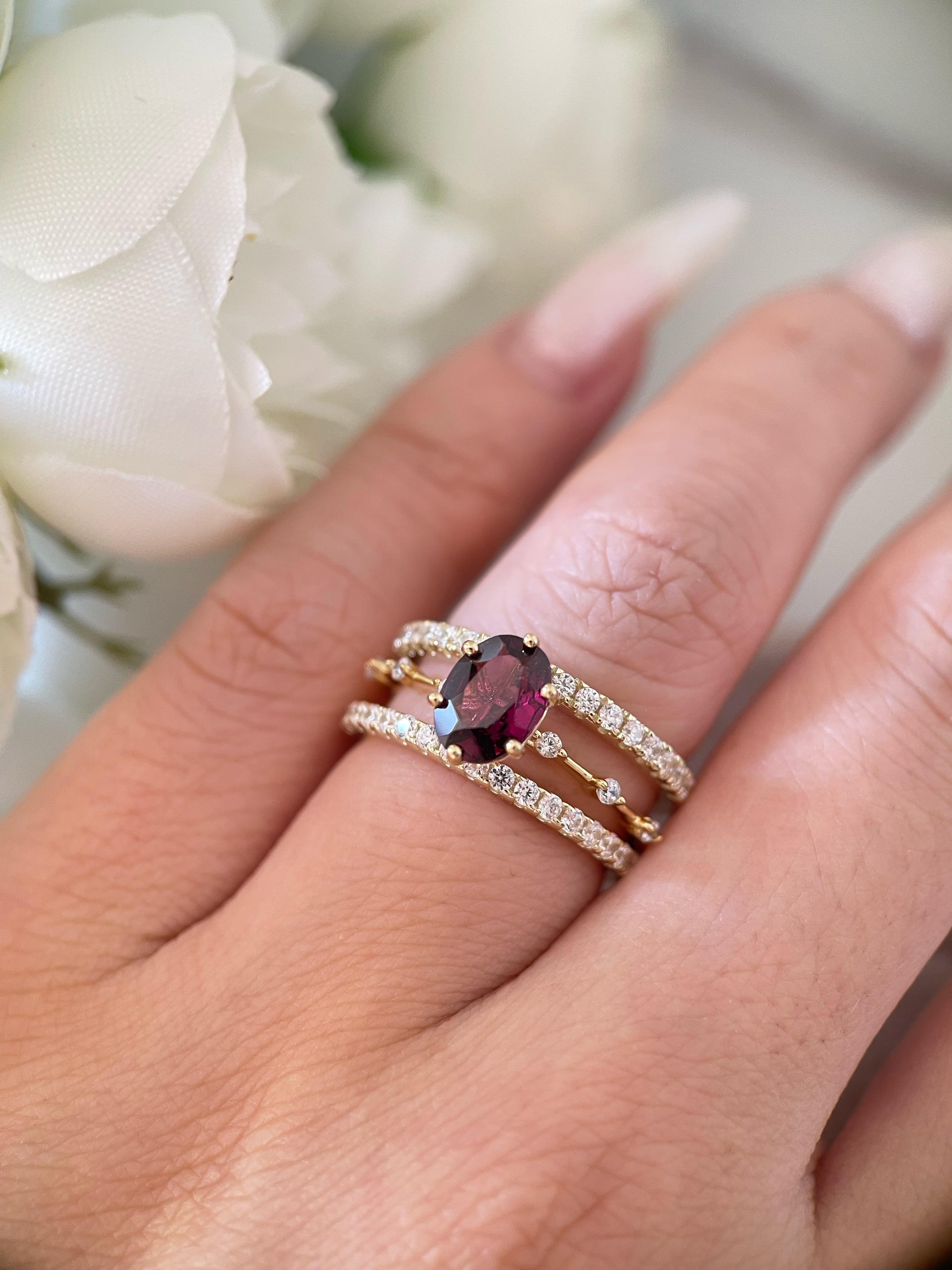 【Ensemble Passion】Ensemble de 3 bagues de fiançailles uniques, faites main, en grenat rhodolite naturel de 1,5 ct, forme ovale