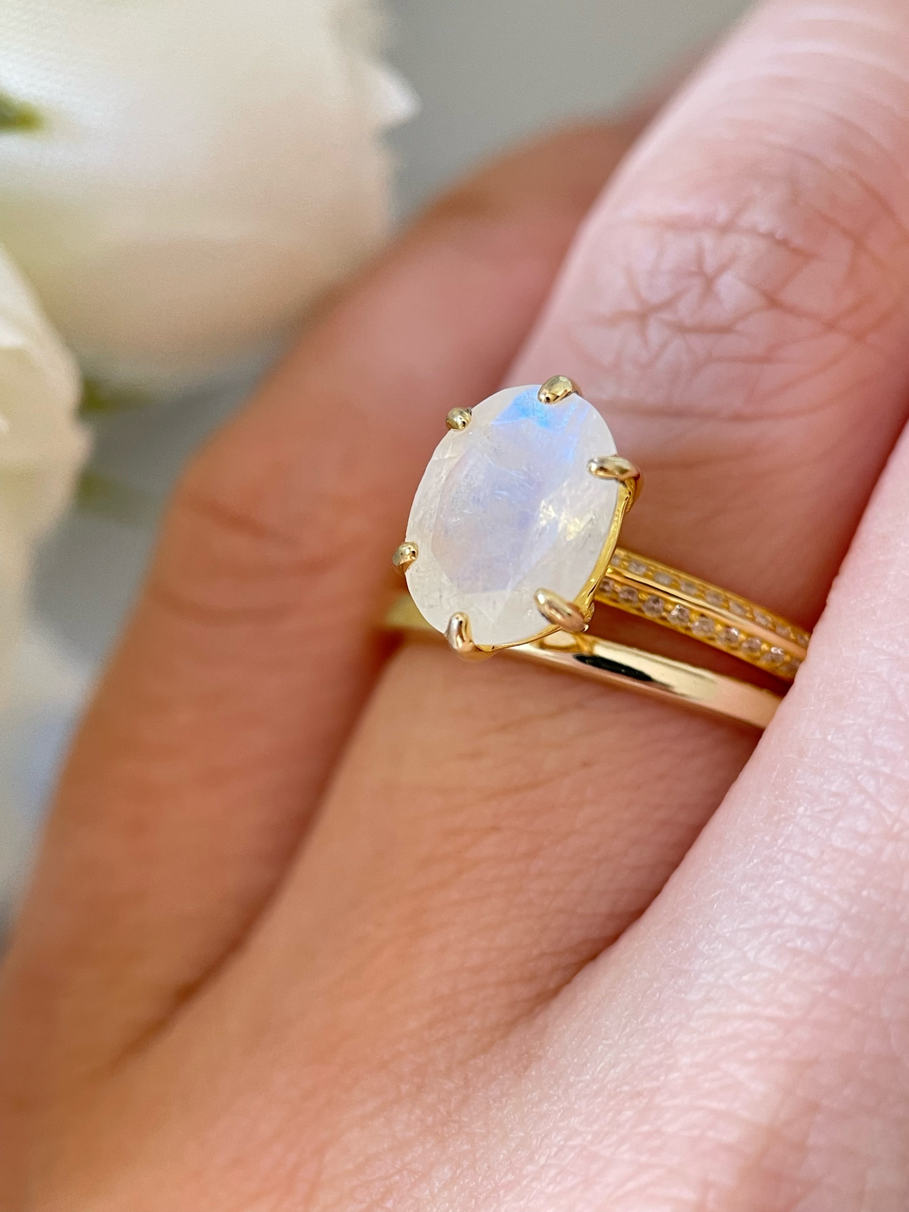 【Ensemble Astral】Ensemble unique de bagues de fiançailles en pierre de lune bleue naturelle, 2 pièces, 3 carats, forme ovale, fabriquées à la main