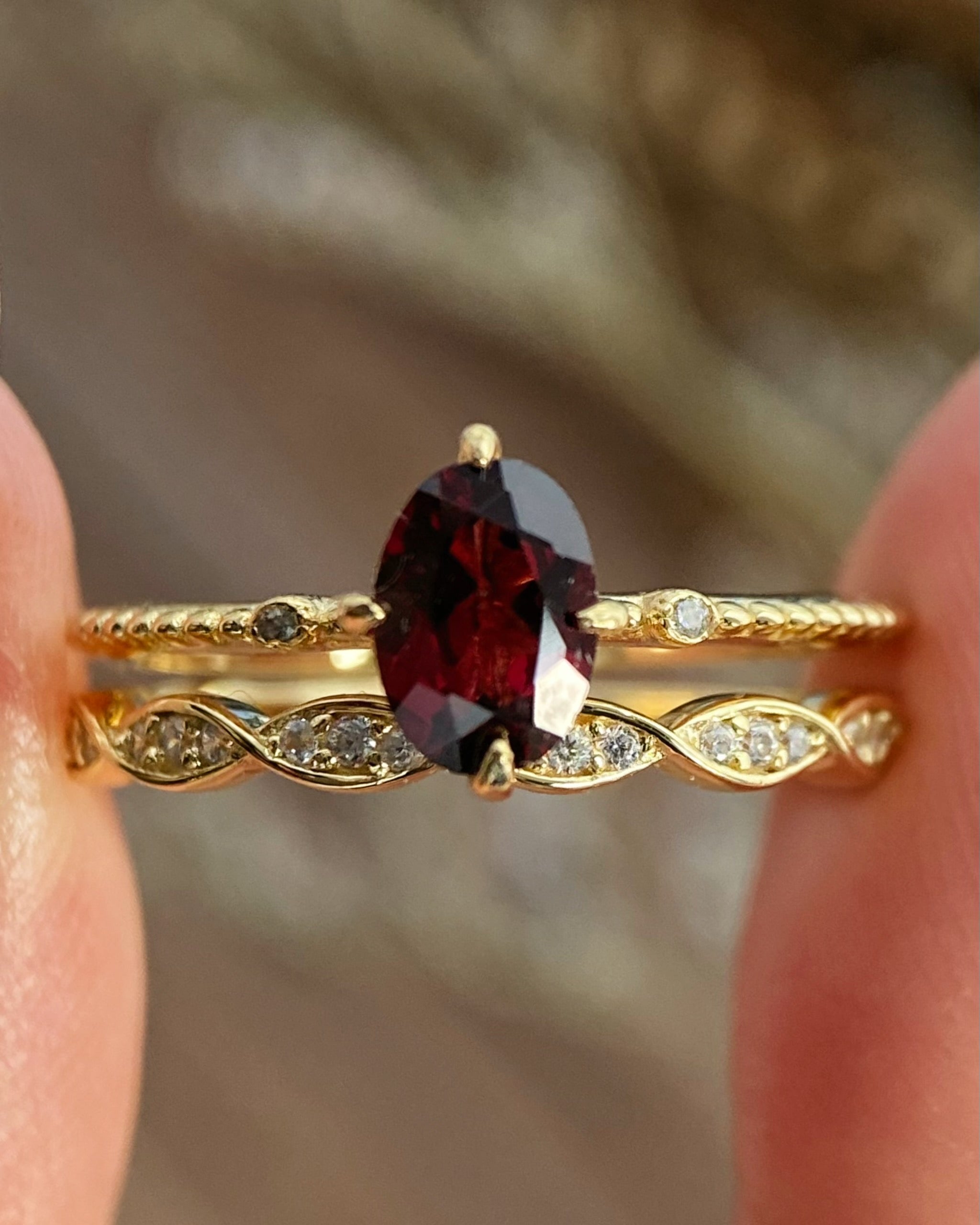【Carmine Lattive Set】Unique Handmade Natural Rhodolite Garnet Engagement Ring Set 2pcs 0.75ct Oval Cut