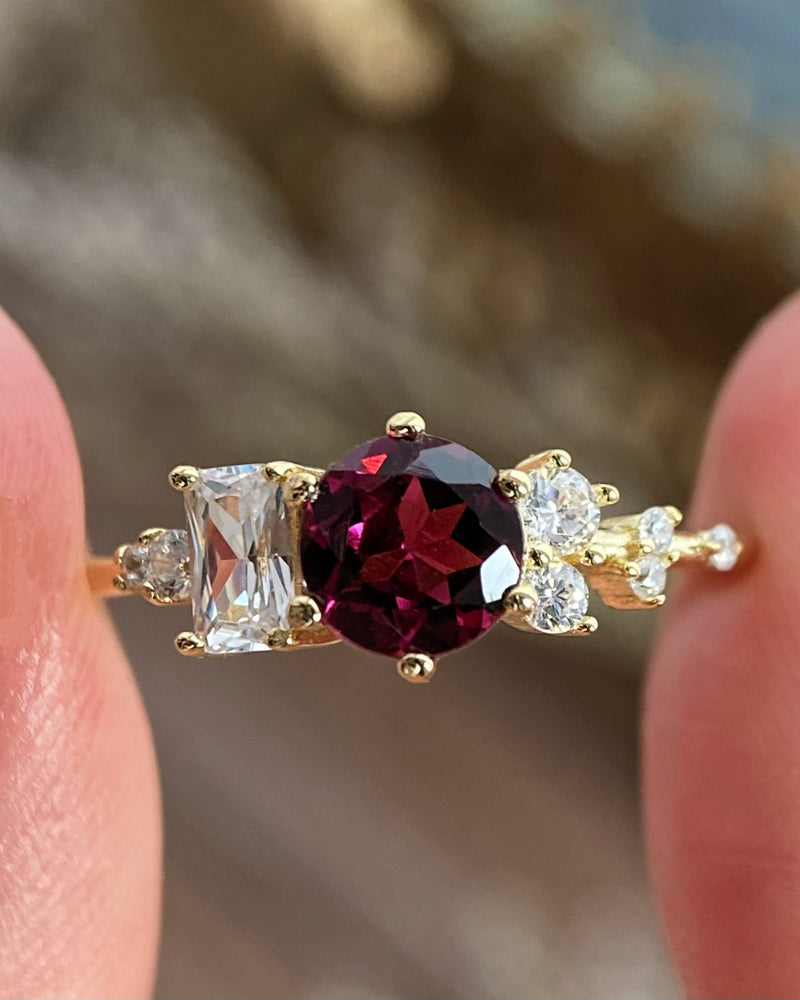 【Amaranth】Bague de fiançailles unique, faite main, en grenat rhodolite naturel de 0,8 ct, forme ronde