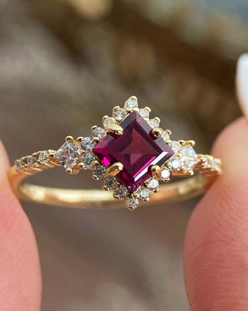 【ZENOBIA】Bague de fiançailles artisanale en grenat rhodolite naturel, taille princesse, 0,75 ct