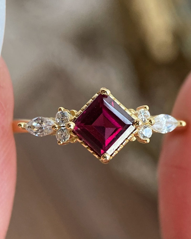 【ANTONIA】Bague de fiançailles artisanale en grenat rhodolite naturel de 0,75 ct, forme princesse