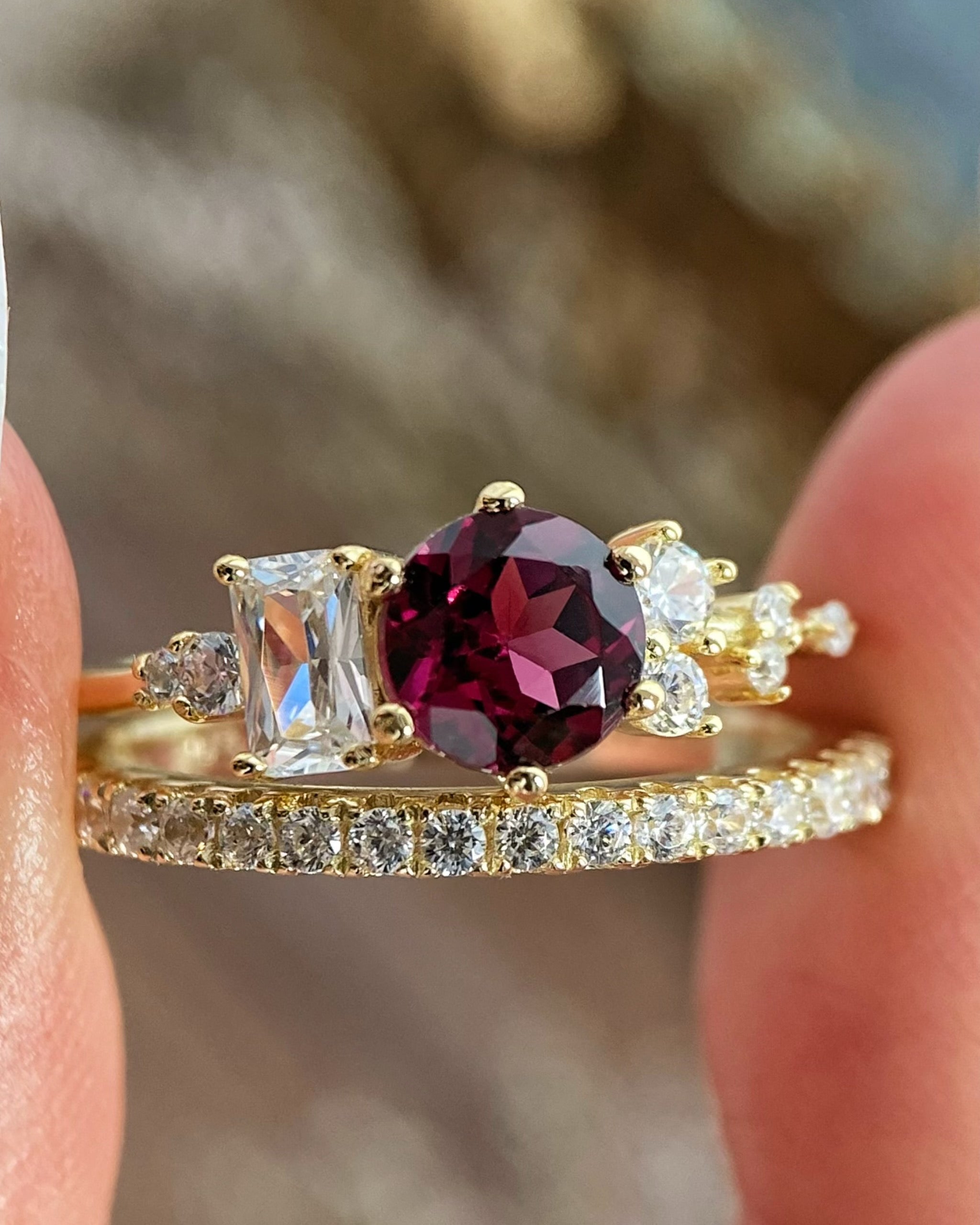 【Ensemble Amarante】Ensemble unique de bagues de fiançailles artisanales en grenat rhodolite naturel de 0,8 ct, forme ronde, composé de 2 pièces