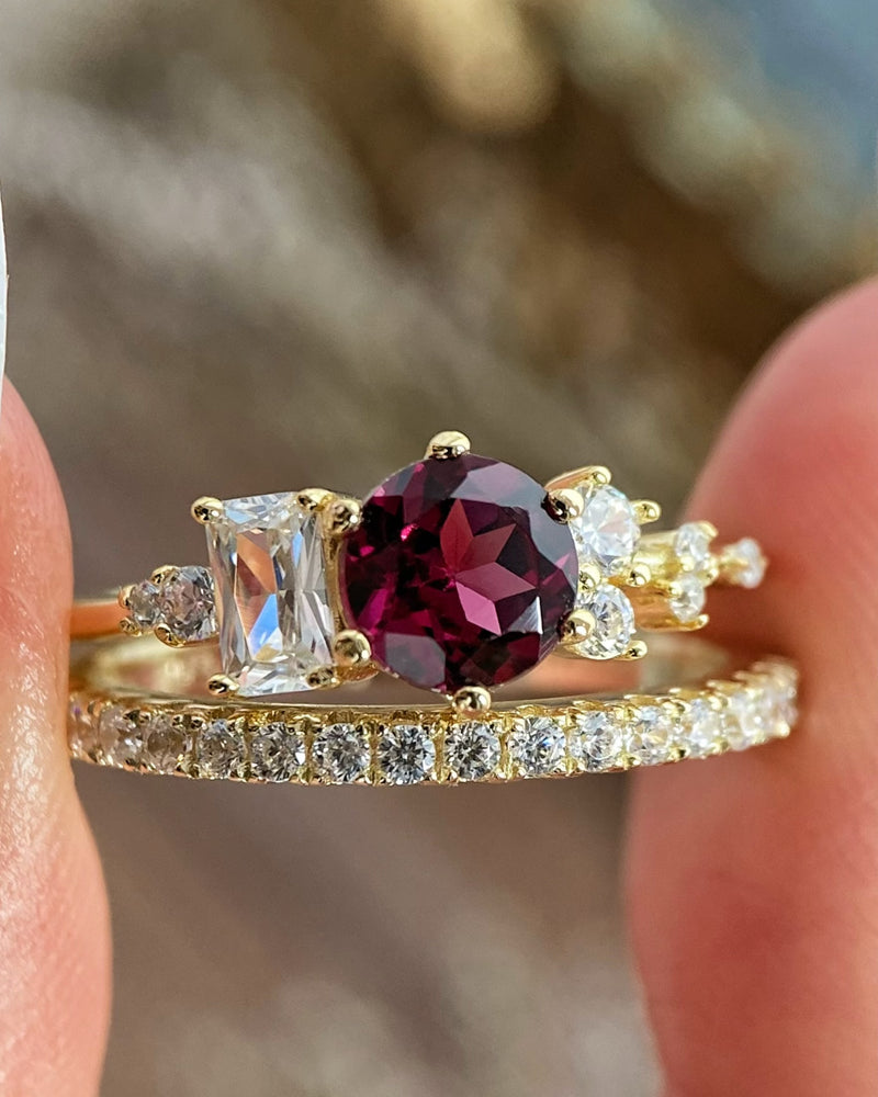 【Ensemble Amarante】Ensemble unique de bagues de fiançailles artisanales en grenat rhodolite naturel de 0,8 ct, forme ronde, composé de 2 pièces