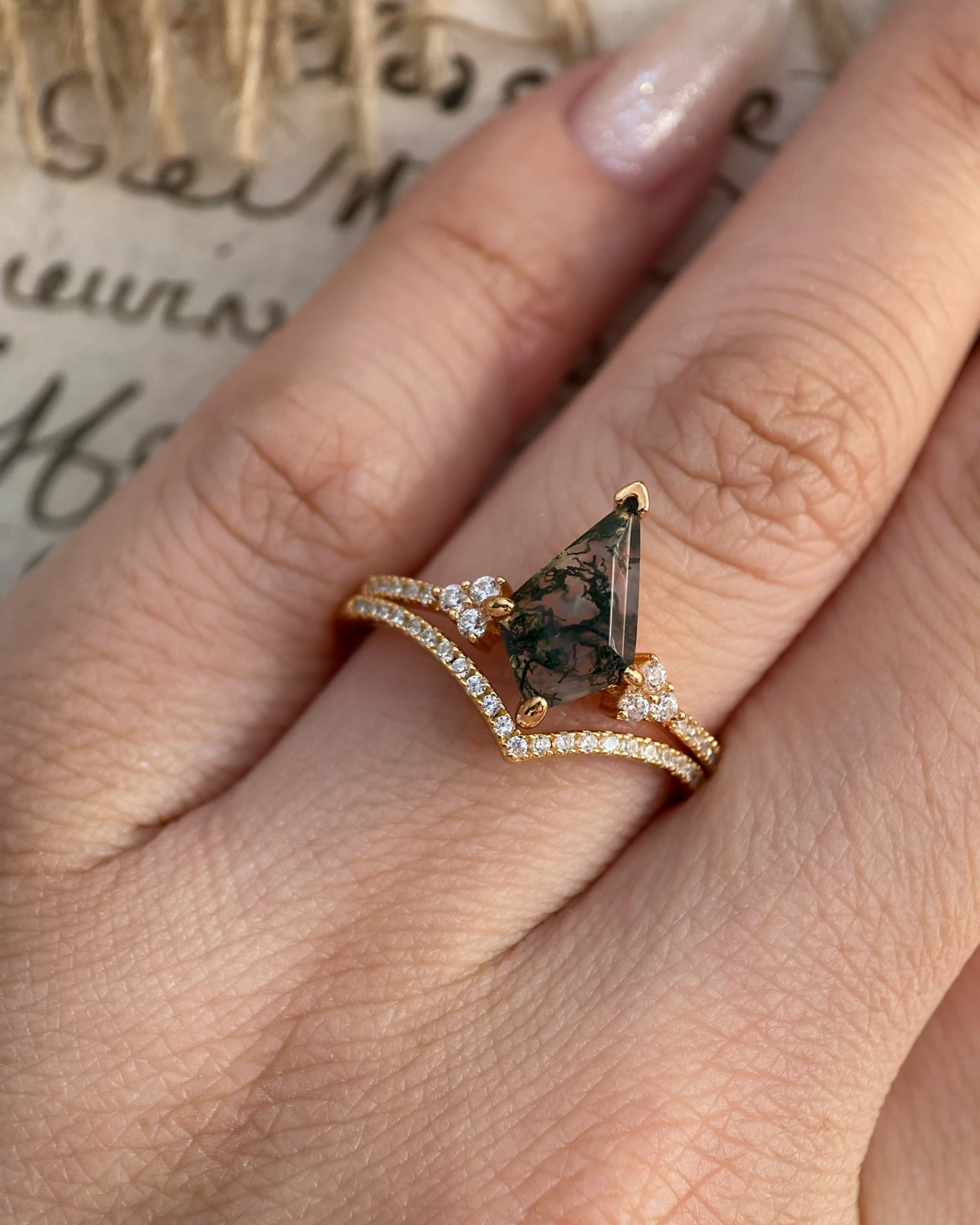 【Voile éthéré】Bague de fiançailles unique en agate mousse naturelle, faite main, de forme ovale, 1,5 ct
