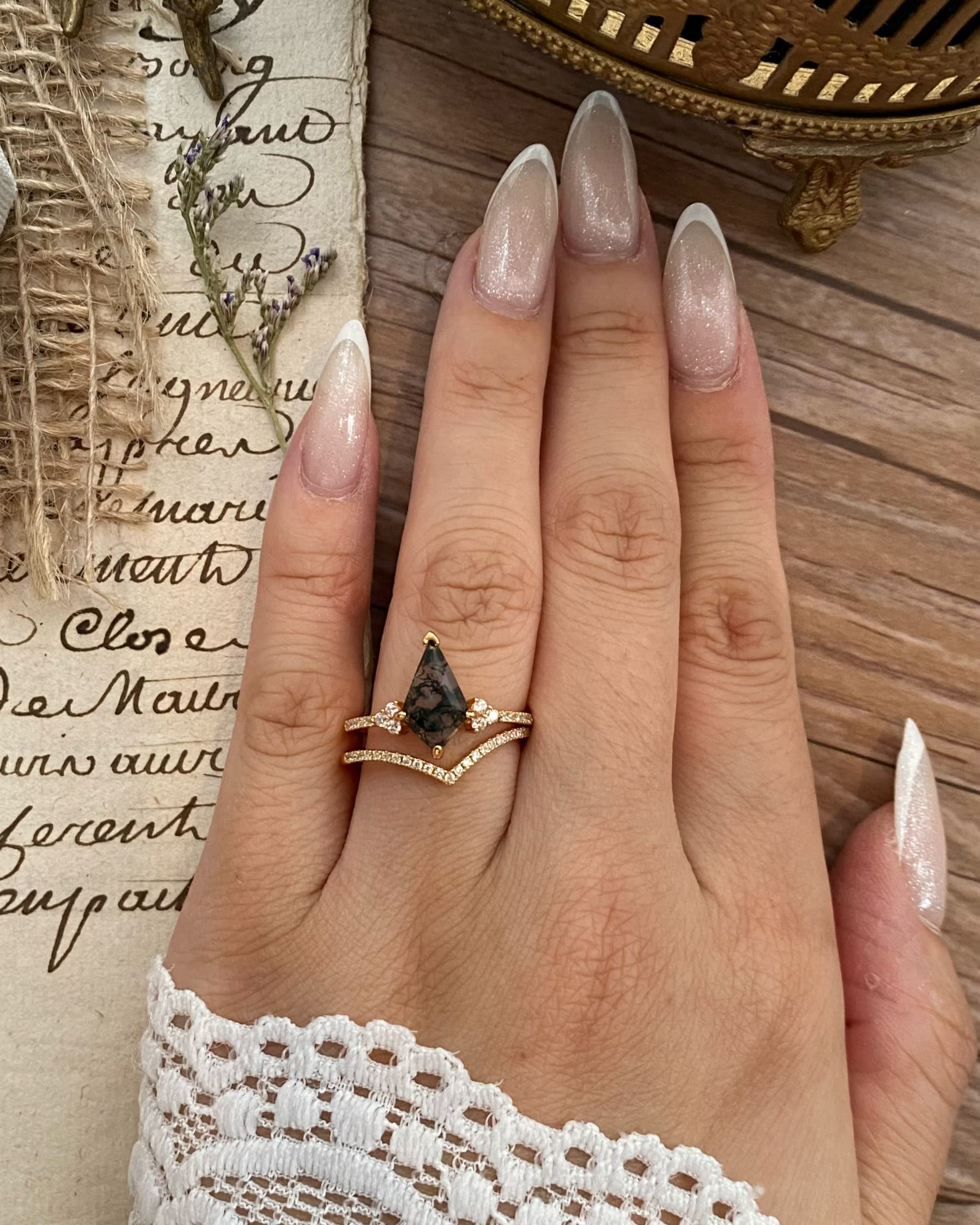 【Voile éthéré】Bague de fiançailles unique en agate mousse naturelle, faite main, de forme ovale, 1,5 ct