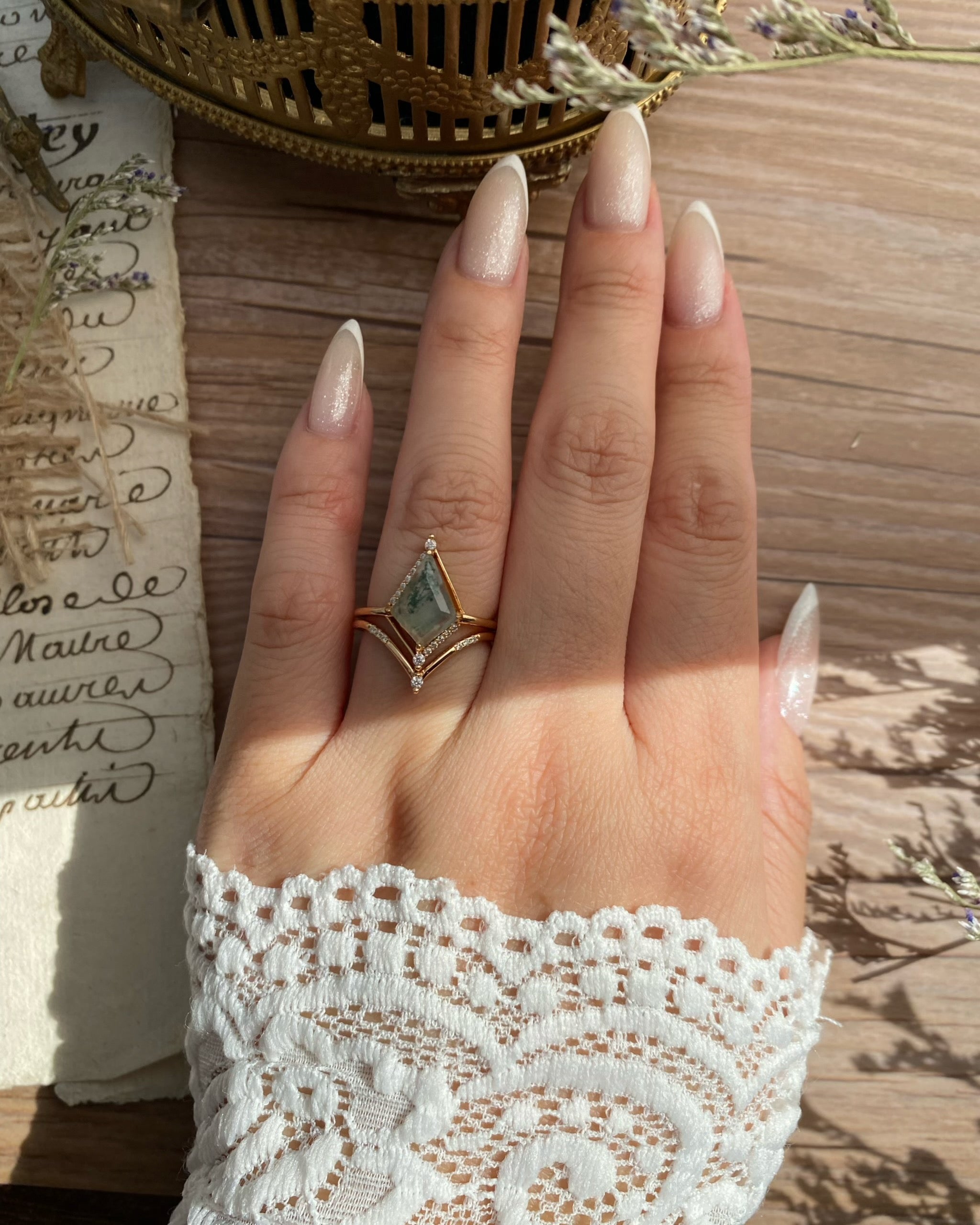 【Voile éthéré】Bague de fiançailles unique en agate mousse naturelle, faite main, de forme ovale, 1,5 ct