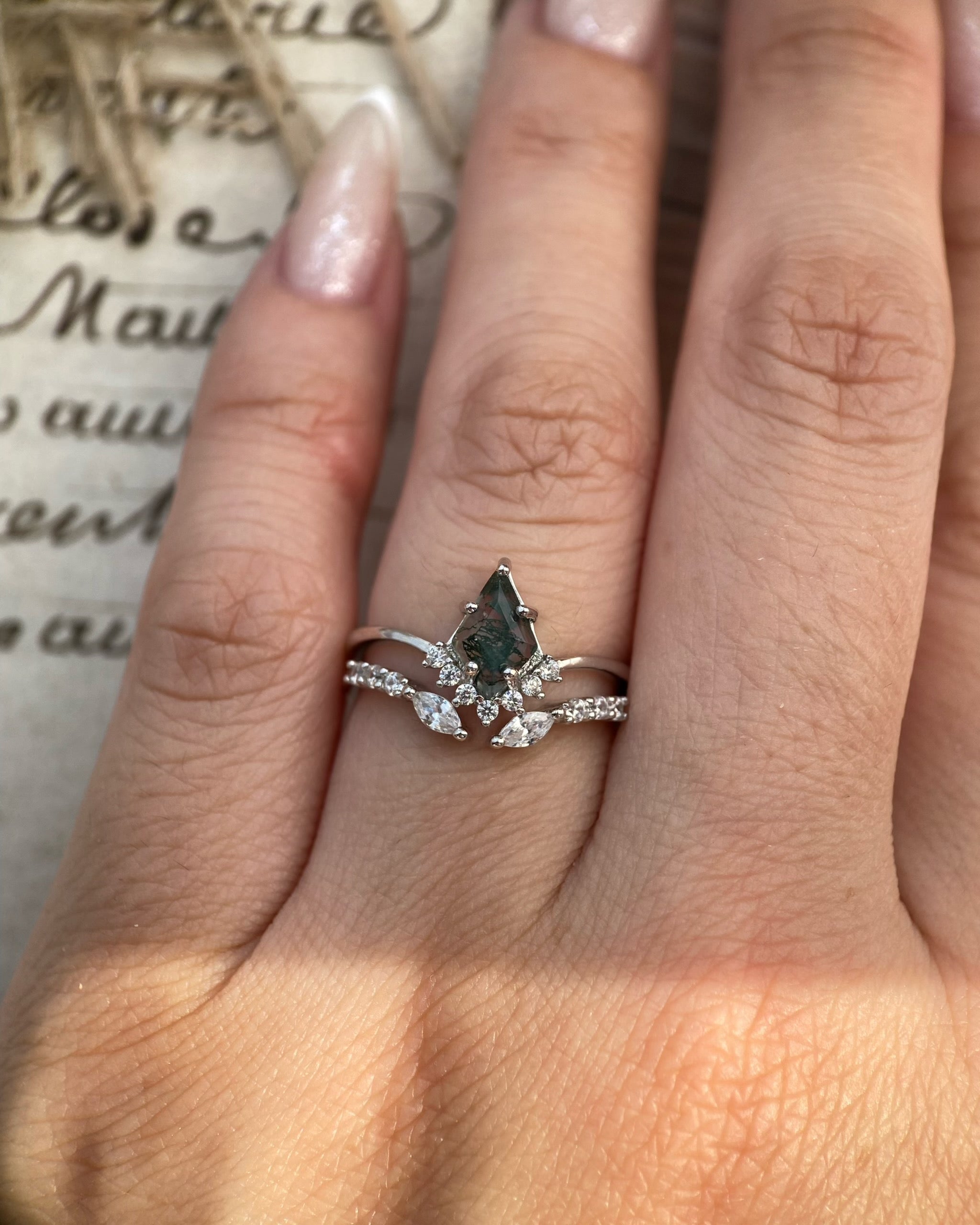 【Voile éthéré】Bague de fiançailles unique en agate mousse naturelle, faite main, de forme ovale, 1,5 ct