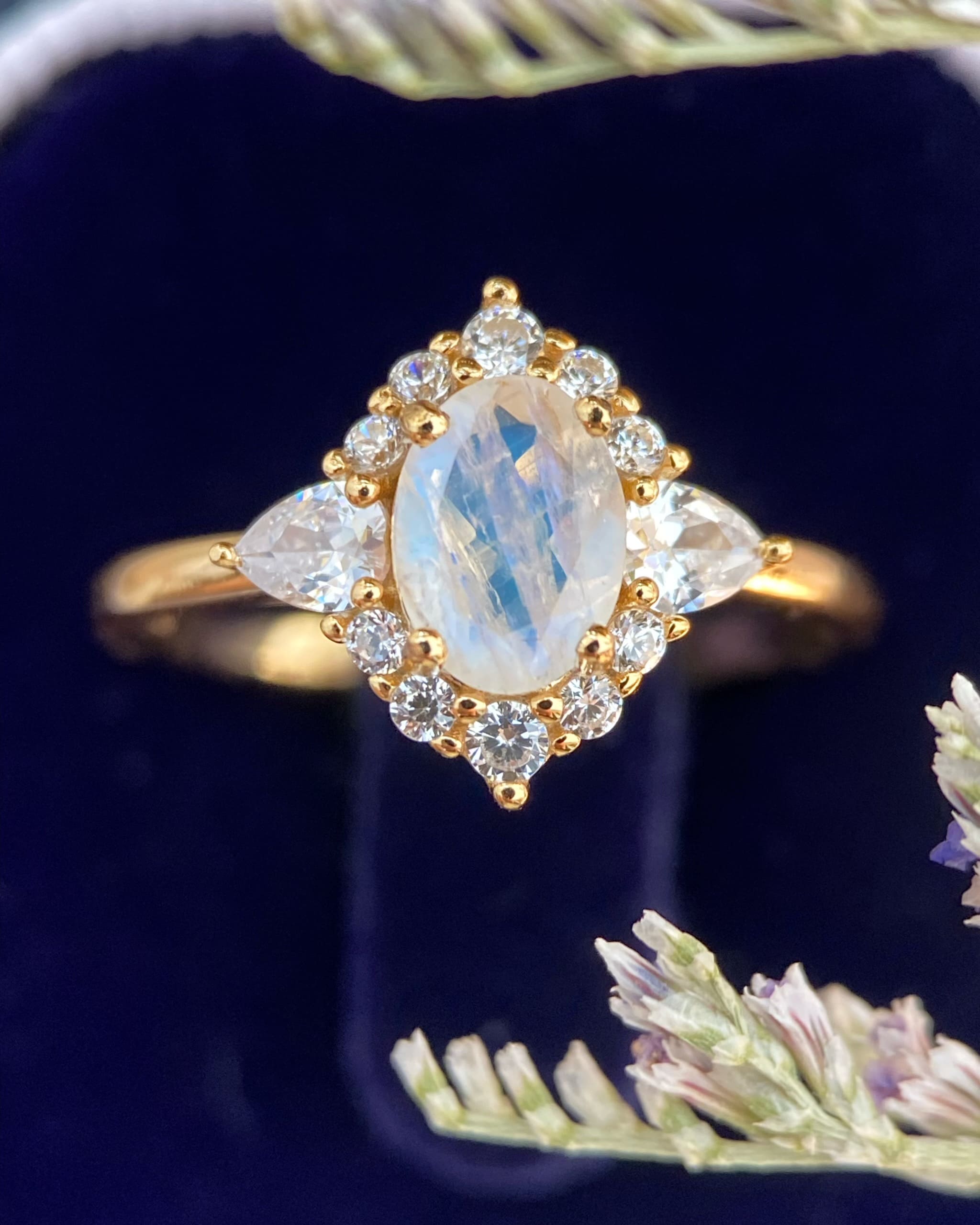 【Voile éthéré】Bague de fiançailles unique en agate mousse naturelle, faite main, de forme ovale, 1,5 ct