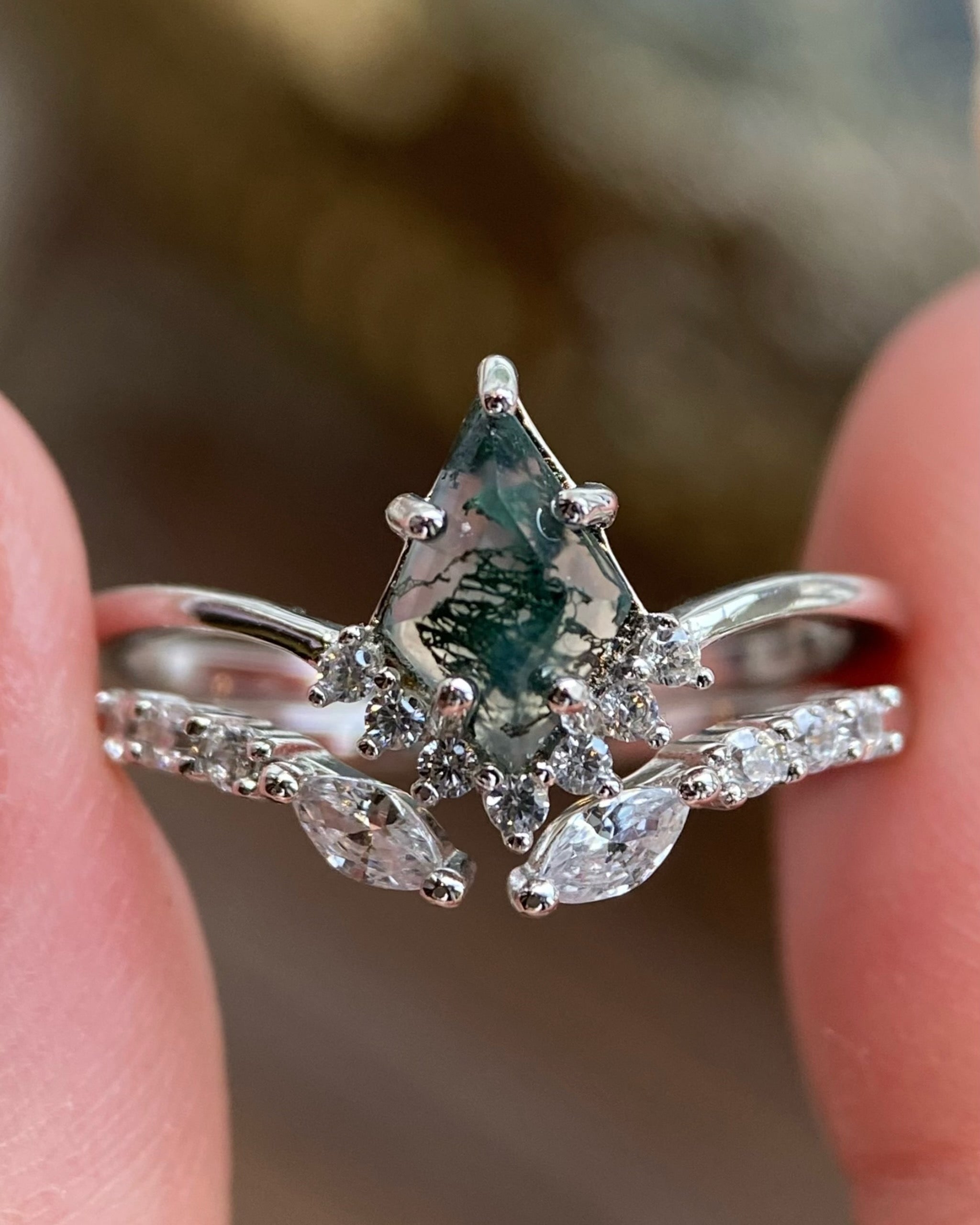 【Voile éthéré】Bague de fiançailles unique en agate mousse naturelle, faite main, de forme ovale, 1,5 ct