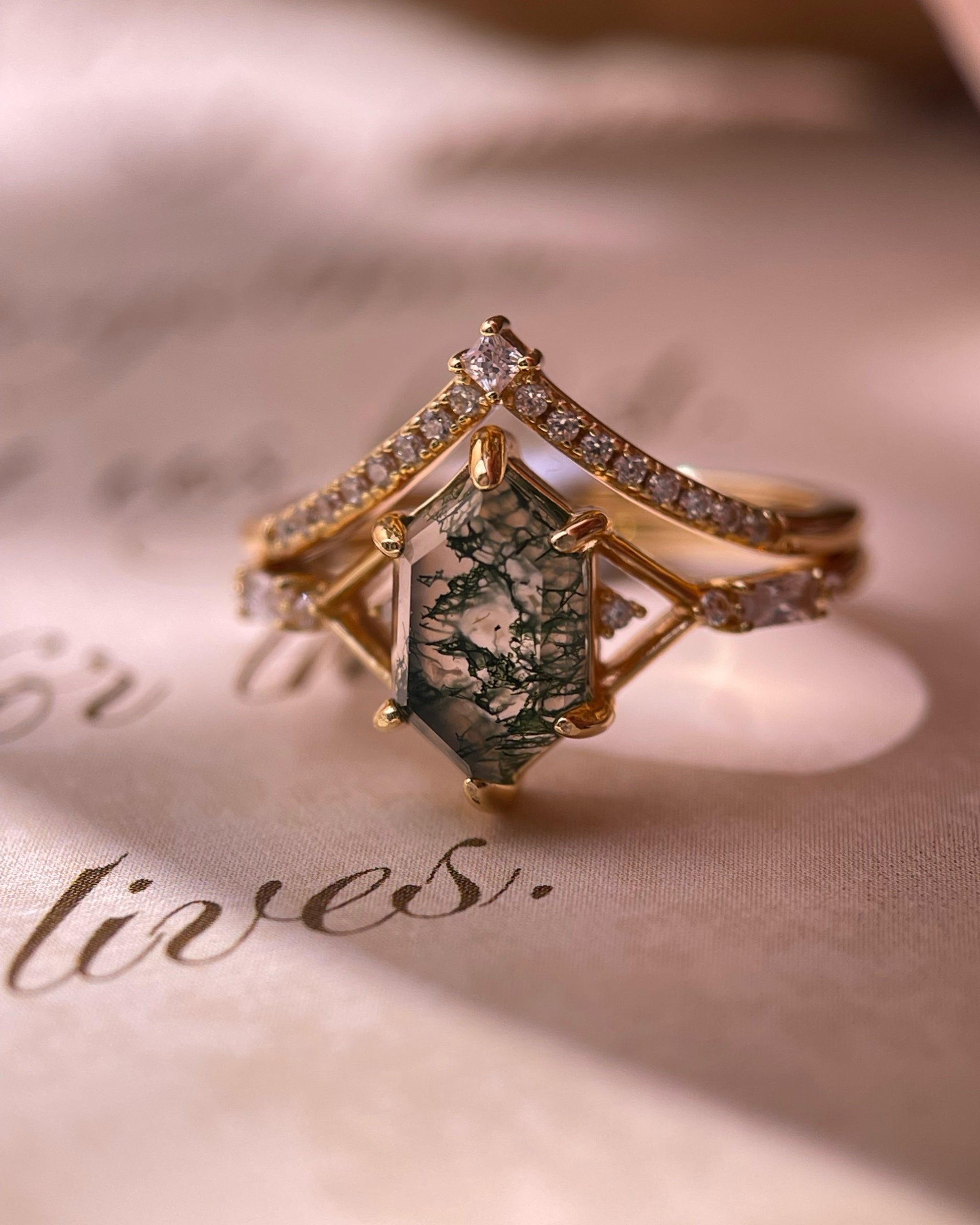 【Voile éthéré】Bague de fiançailles unique en agate mousse naturelle, faite main, de forme ovale, 1,5 ct