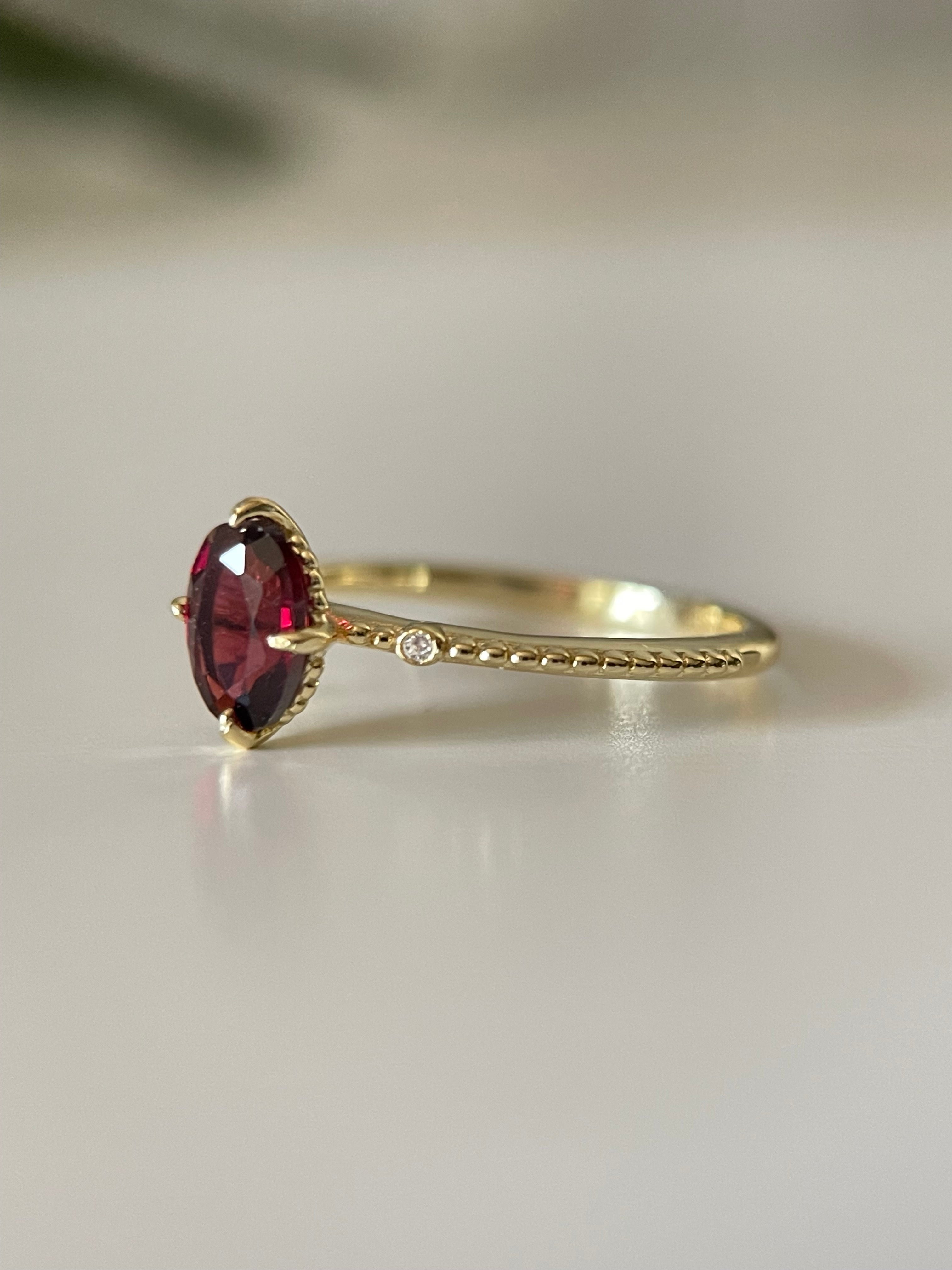 【Carmine Lattive Set】Unique Handmade Natural Rhodolite Garnet Engagement Ring Set 2pcs 0.75ct Oval Shape